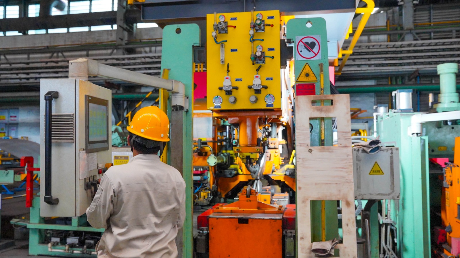Aktivitas produksi di kawasan IMIP Morowali dengan penerapan sistem K3 terintegrasi untuk menekan risiko kecelakaan kerja dan memastikan keselamatan pekerja di area industri.