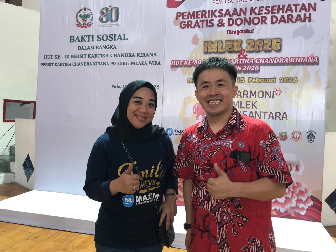 Ketua panitia, Stephant Gosal (kanan) bersama Branch Manager Laboratorium Klinik Maxima, Julistiawati Andi Paladjareng.