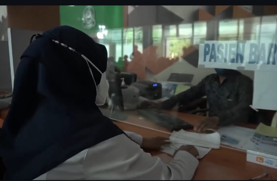 Petugas melayani pasien di loket pendaftaran RSUD Undata. Manajemen rumah sakit menyebut sistem layanan onkologi kini dibagi ke beberapa dokter untuk mengurai antrean.