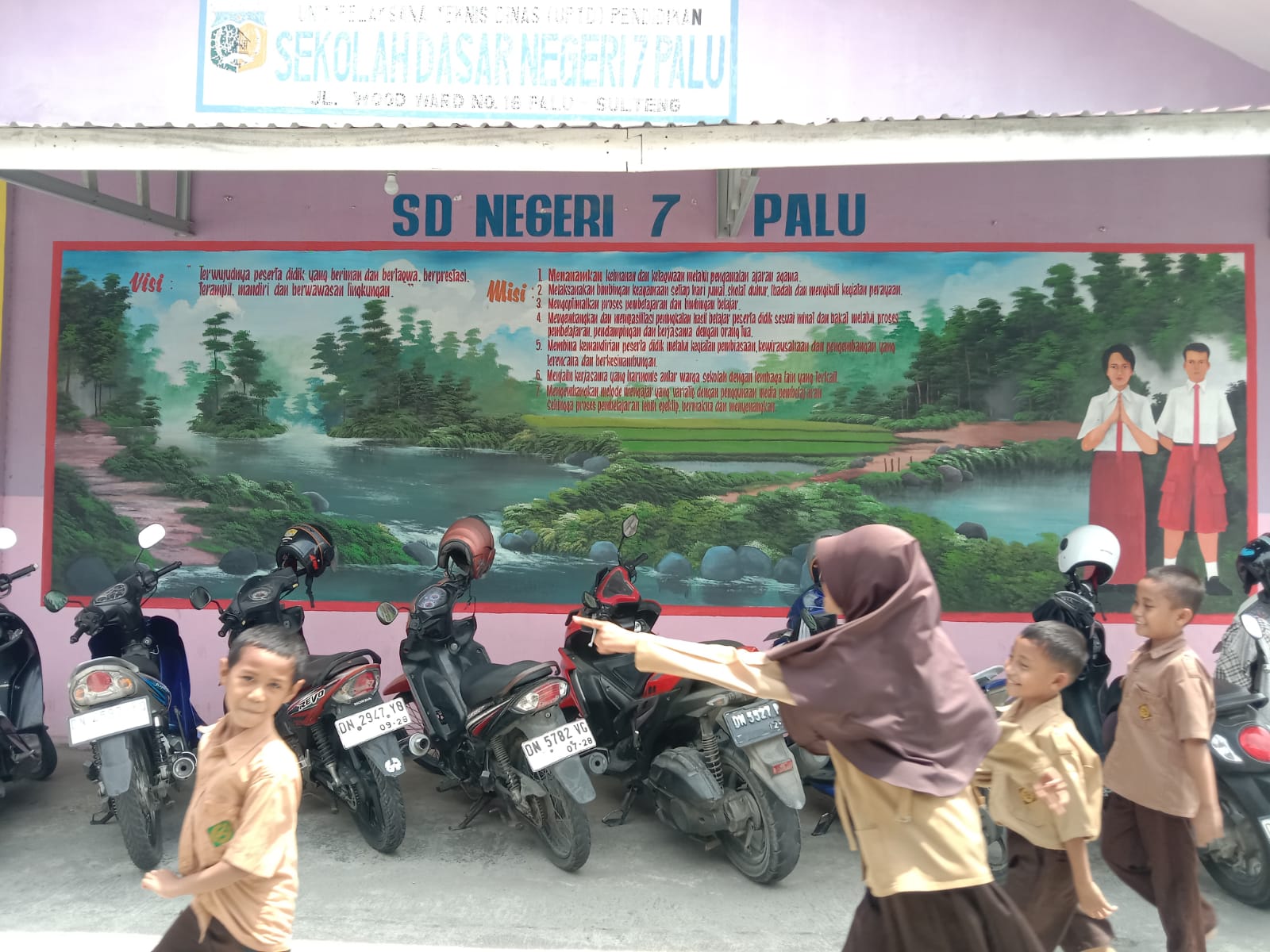 Siswa SDN 7 Palu saat jam istirahat