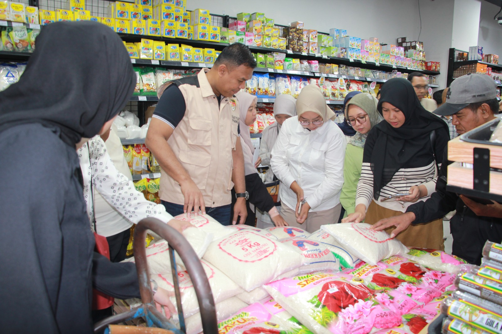 Tim Satgas Pangan melakukan inspeksi harga dan kualitas bahan pokok di salah satu ritel modern di Palu, jelang Ramadan 2026.
