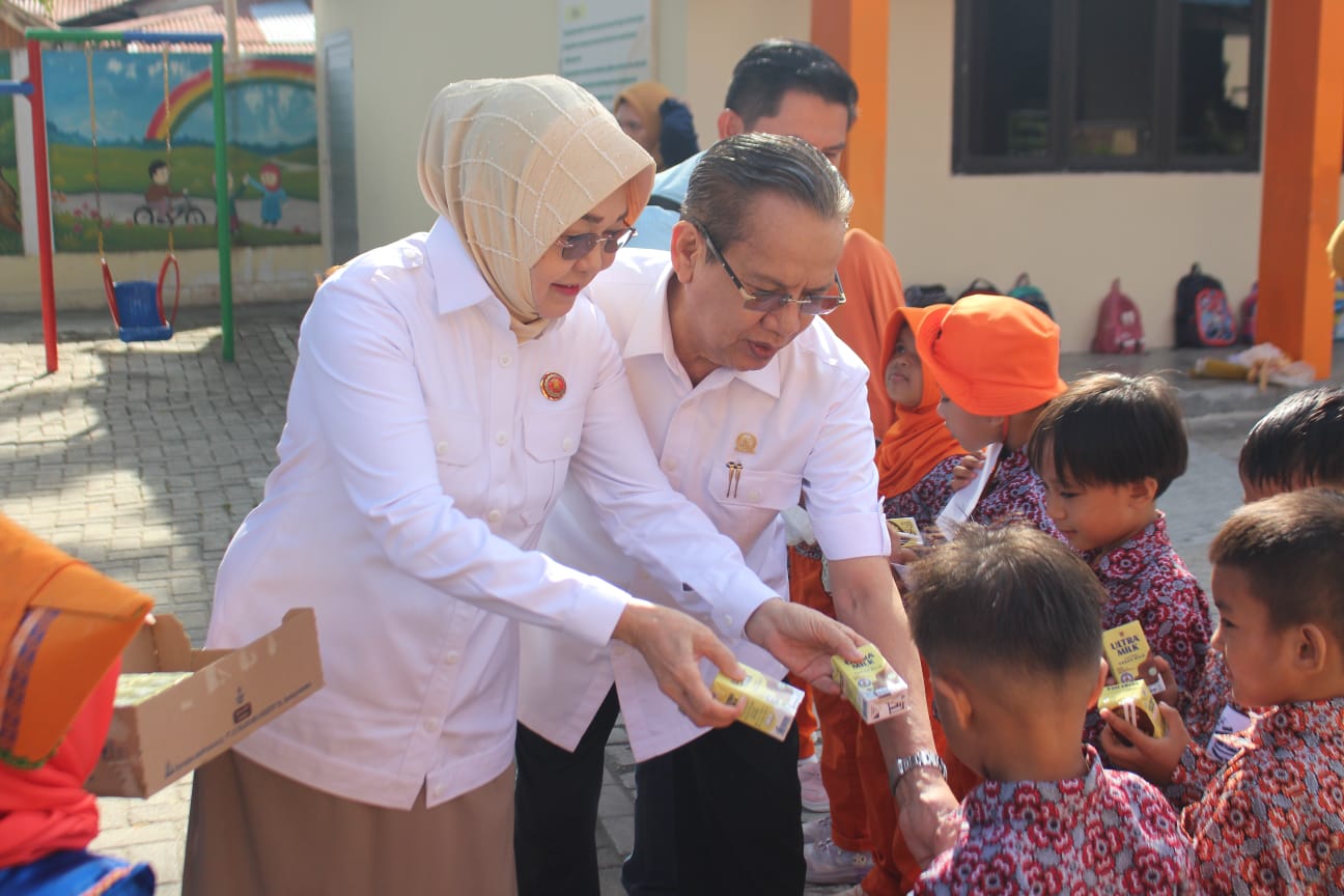 Ketua DPD Gerindra Sulteng bersama Ketua Fraksi Gerindra DPRD SULTENG, Hj. Zalzulmida A Djanggola saat membagikan susu kepada anak PAUD di Palu Barat dalam rangka HUT ke-18 Gerindra.
