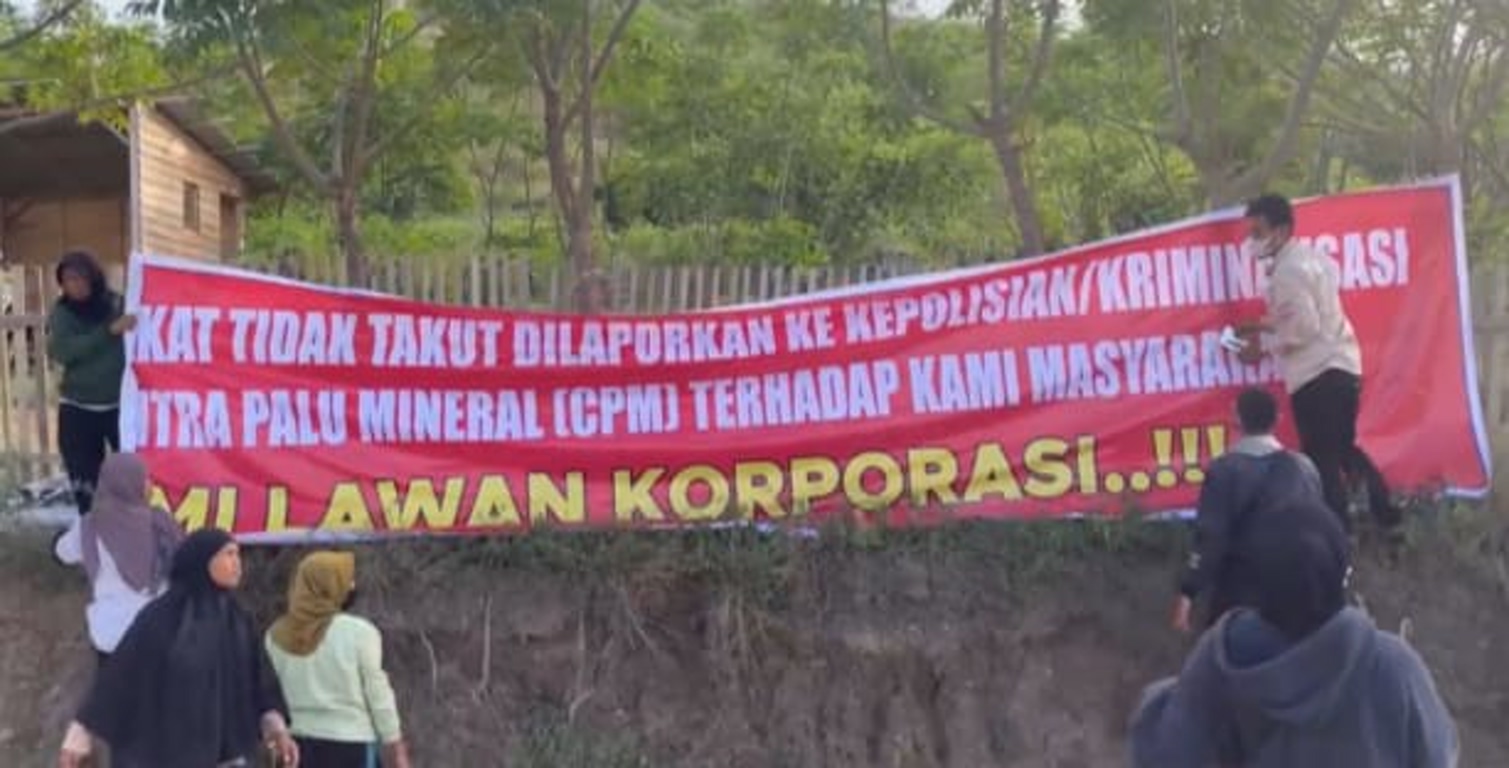 LAKUKAN PROTES: Warga membentangkan spanduk sebagai bentuk protes kepada pihak Perusahaan.