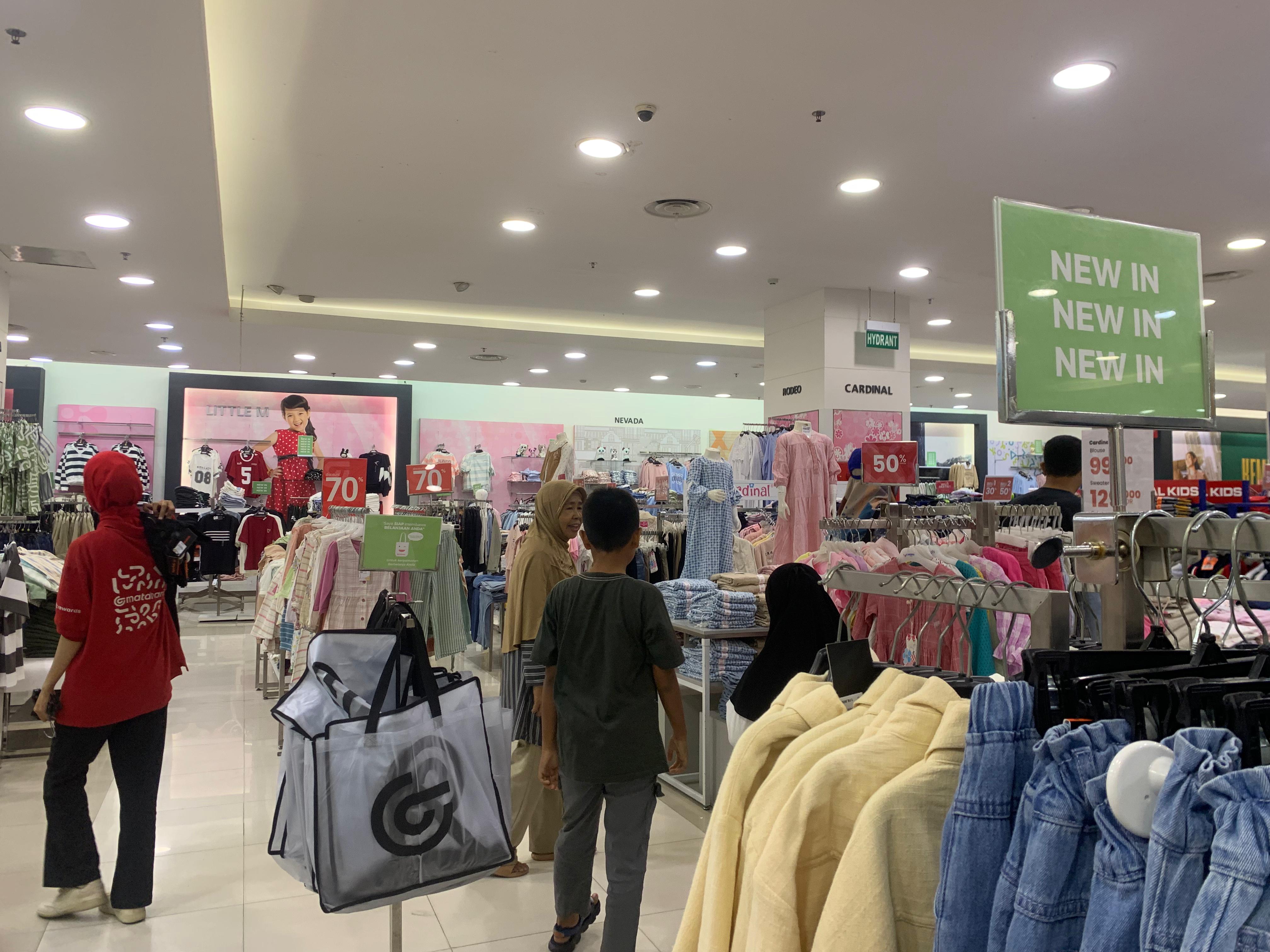 Pengunjung di Matahari Palu Grand Mall (PGM), Sabtu (14/2/2026).
