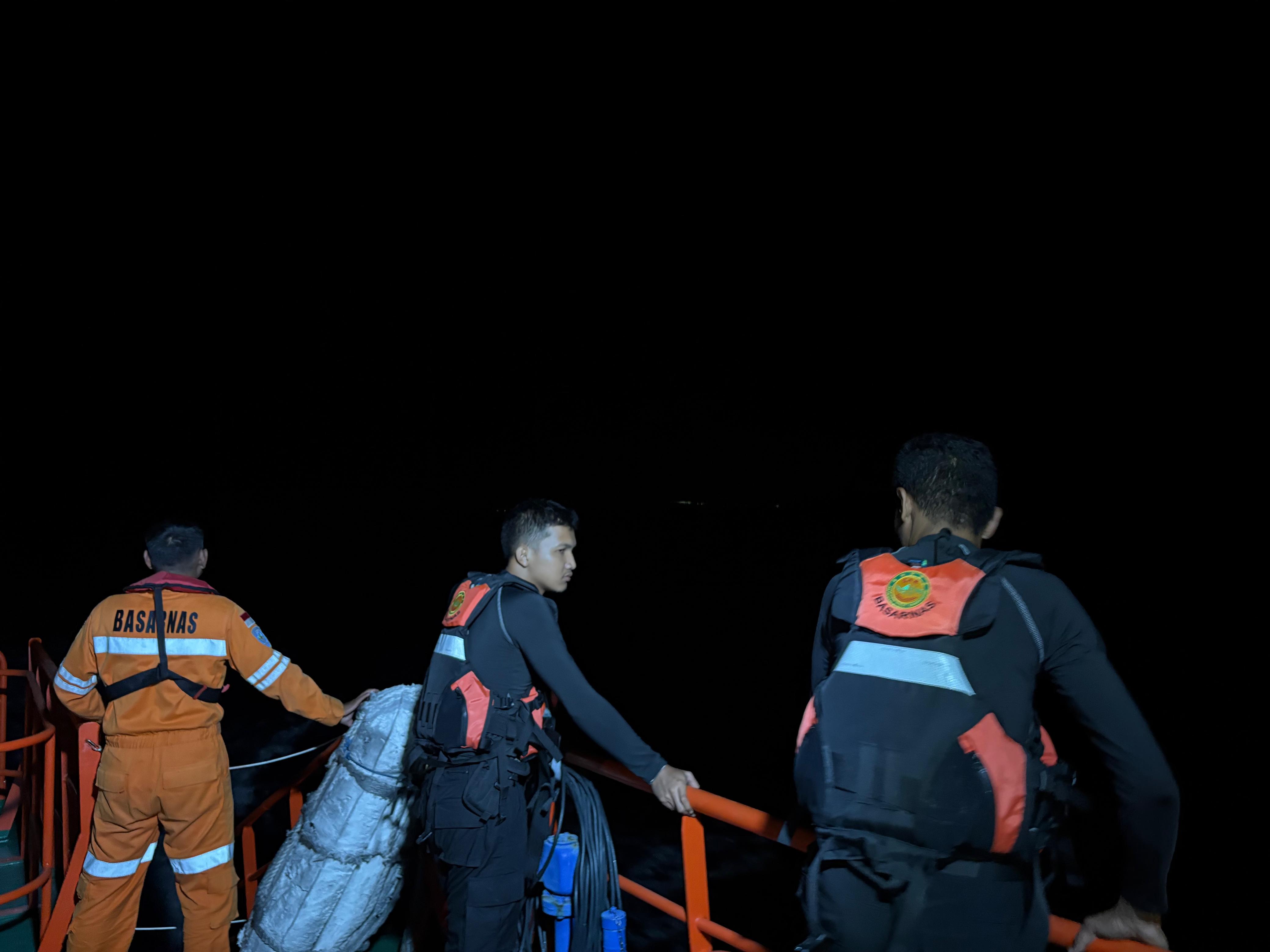 Tim Rescue Kantor Pencarian dan Pertolongan Palu bersama ABK KN SAR Baladewa melakukan operasi pencarian dua korban KLM Nur Ainun Balqis di perairan Selat Makassar, Kabupaten Donggala.