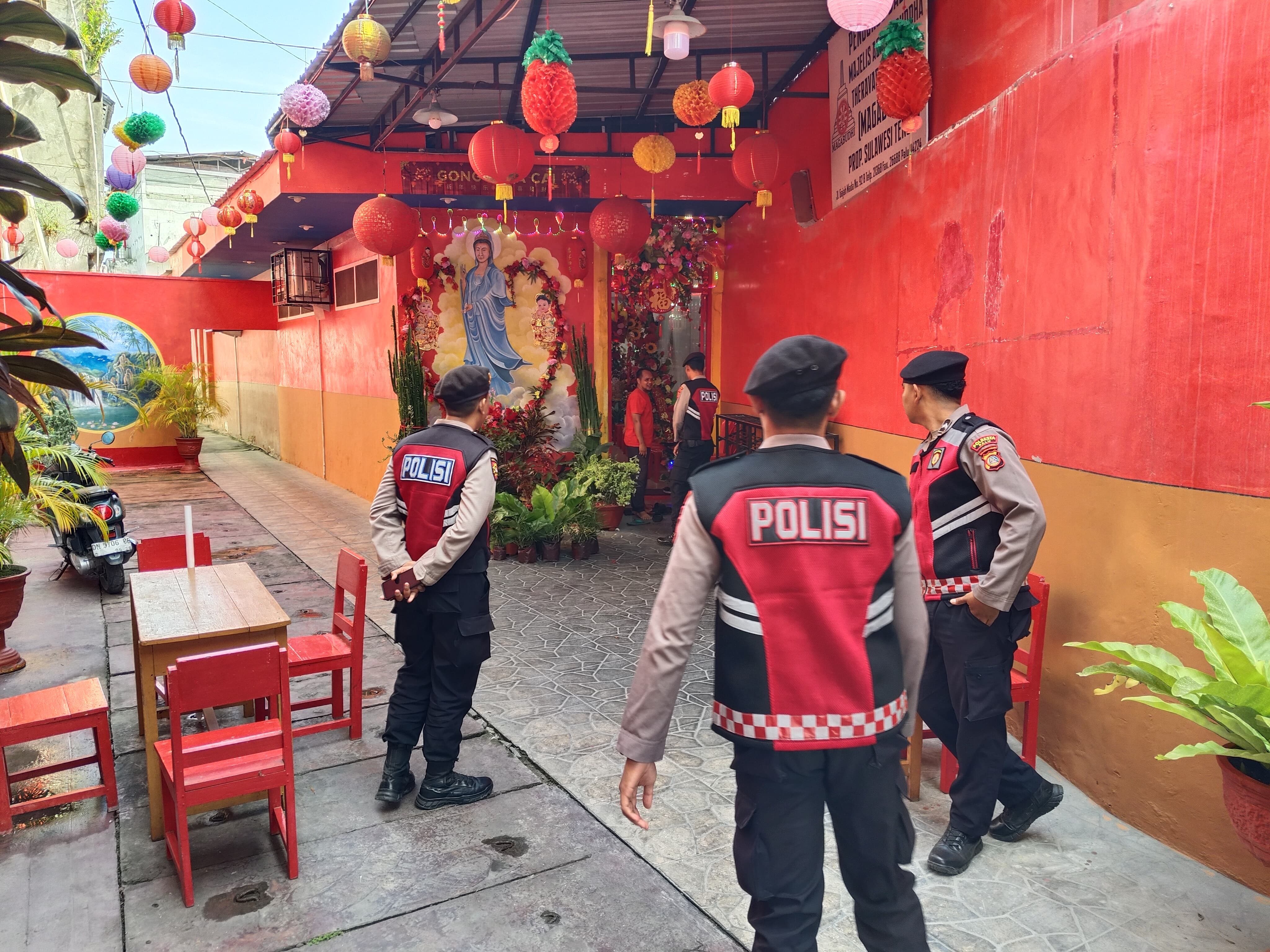 Personel Satuan Samapta Polresta Palu melakukan pengecekan dan patroli dialogis di Vihara Karunadhipa, Senin (16/2/2026).