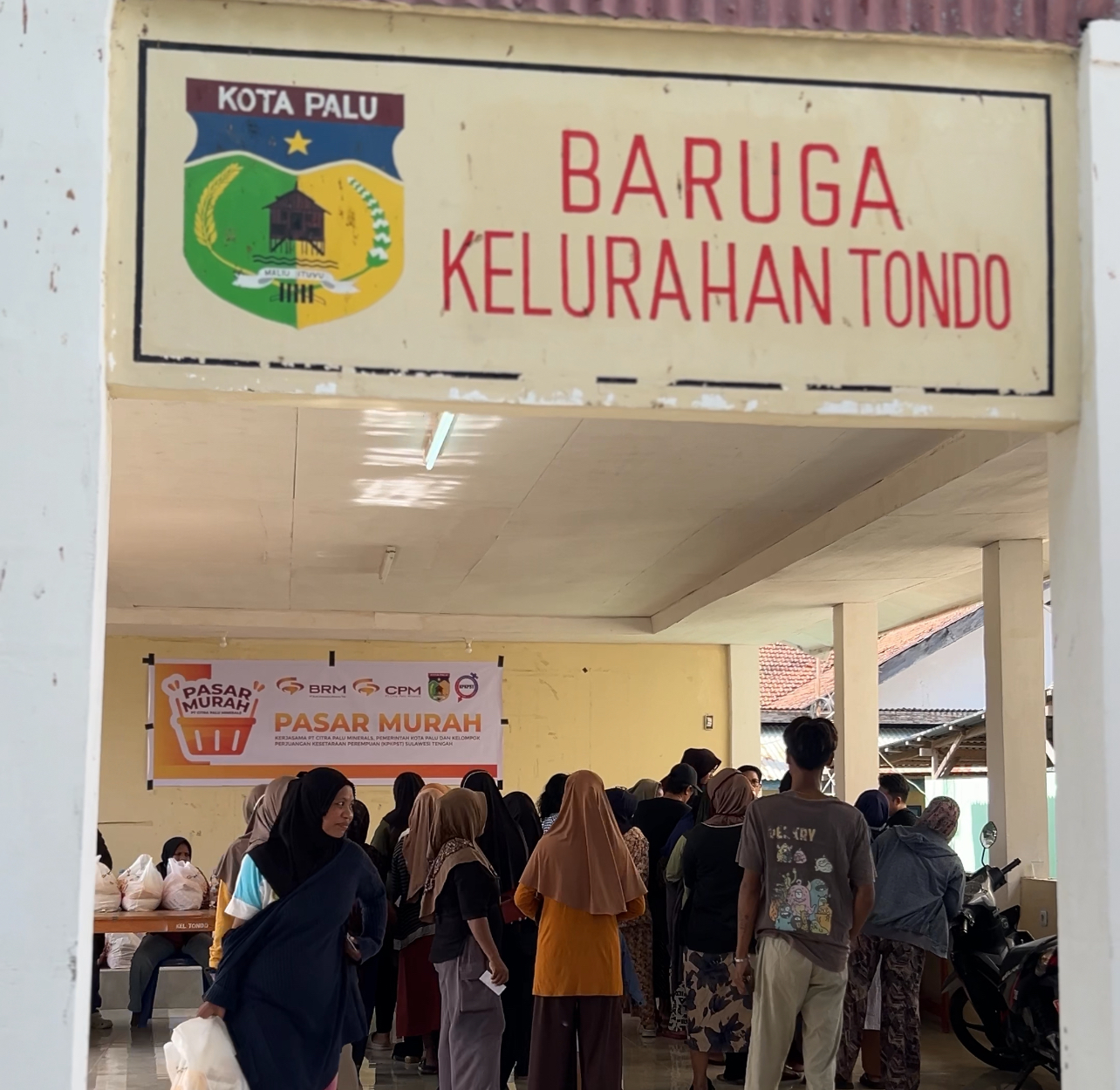 Suasana antrean paket sembako murah di Kelurahan Tondo, Senin (16/2)