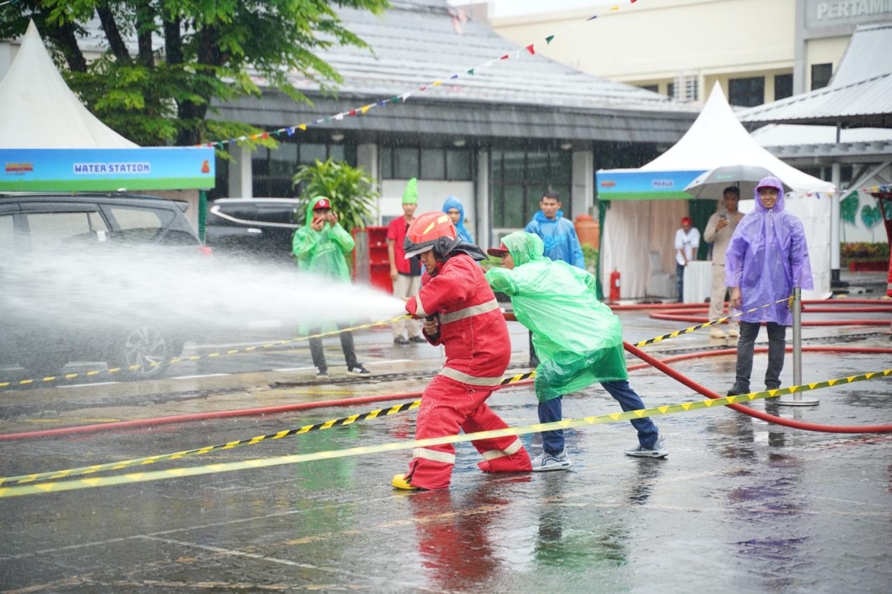 Peserta HSSE Ewako Challenge 2026 mengikuti simulasi keselamatan kerja di Kantor Pertamina Patra Niaga Regional Sulawesi, Makassar, Minggu (1522026).