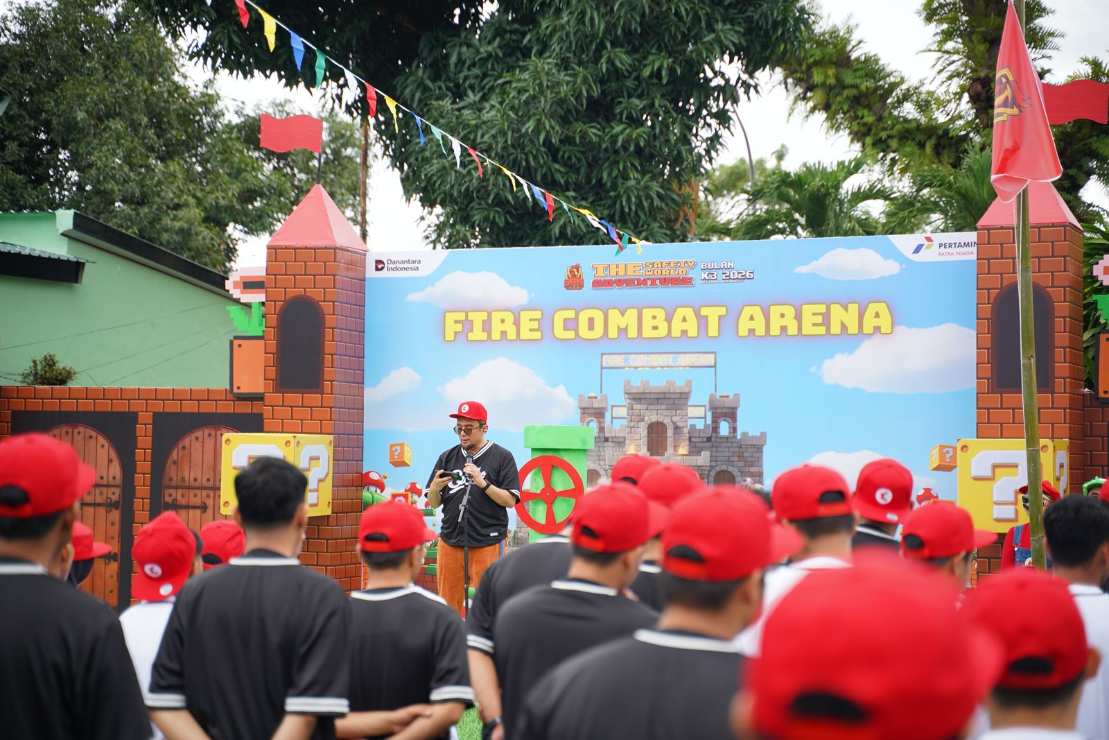 Peserta HSSE Ewako Challenge 2026 mengikuti sesi Fire Combat Arena dalam rangka Bulan K3 Nasional di Kantor Pertamina Patra Niaga Regional Sulawesi, Makassar, Minggu (1522026).
