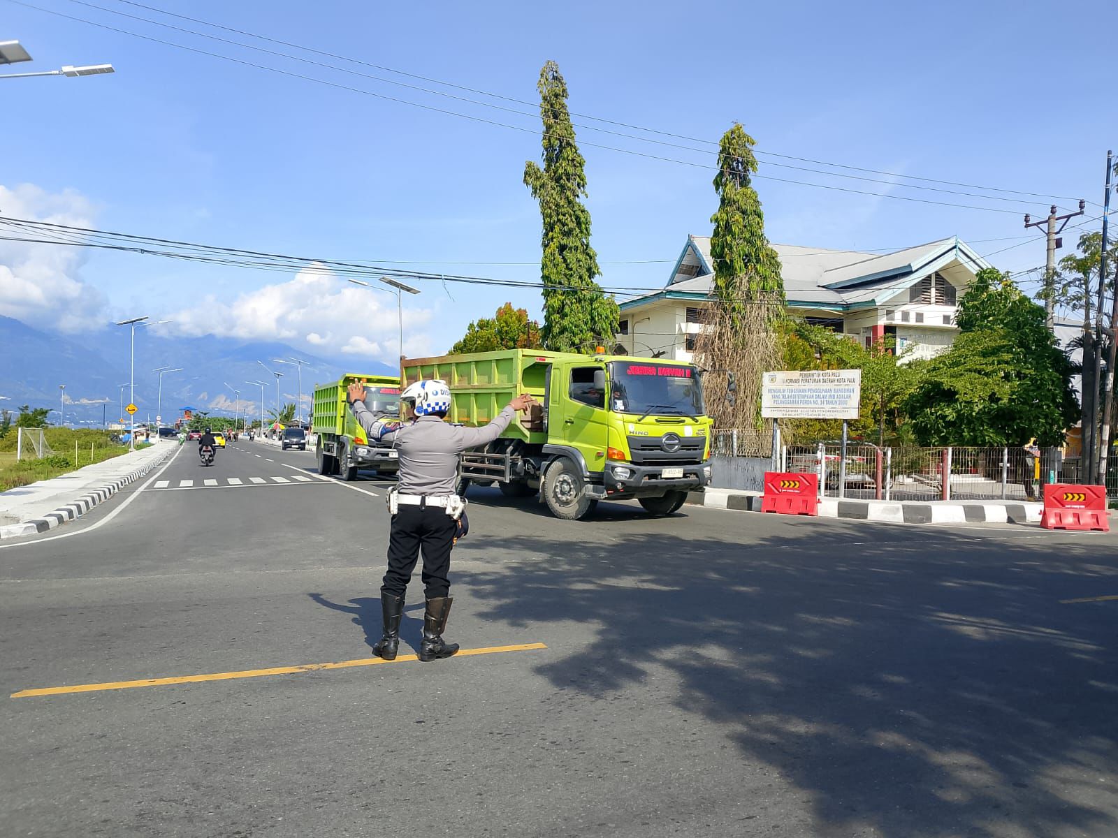 Petugas Dishub melakukan patroli di kawasan Elevated Road dan Jembatan 4 Palu untuk menertibkan pengguna jalan yang berhenti.