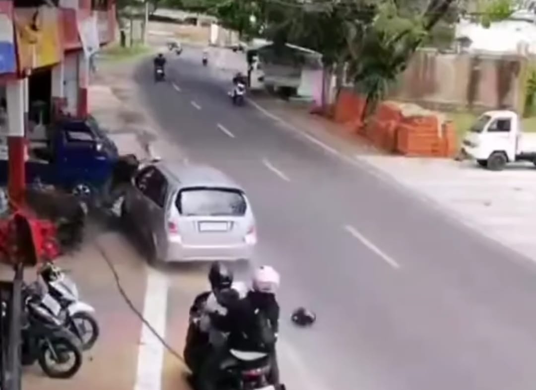 Tangkapan layar video kecelakaan beruntun di Cianjur yang beredar di media sosial.