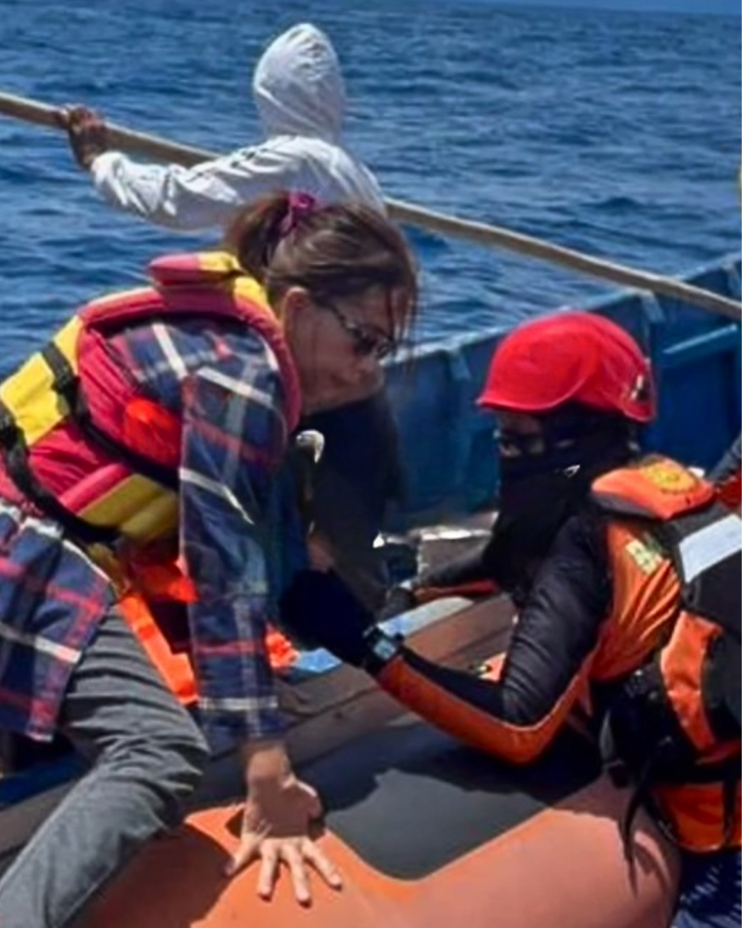 Tim SAR USS Banggai Laut mengevakuasi lima penumpang long boat yang mengalami mati mesin di perairan Bokan Kepulauan.