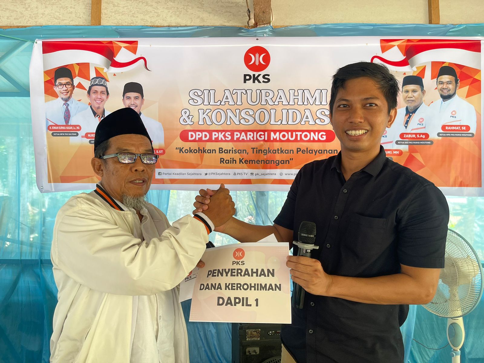 MENYERAHKAN: Ketua DPD PKS Parimo, Muh Basuki Borahima, menyerahkan dana kerohiman ke Ruslan Patjade.(FOTO: HUMAS PKS SULTENG/RADAR PALU).