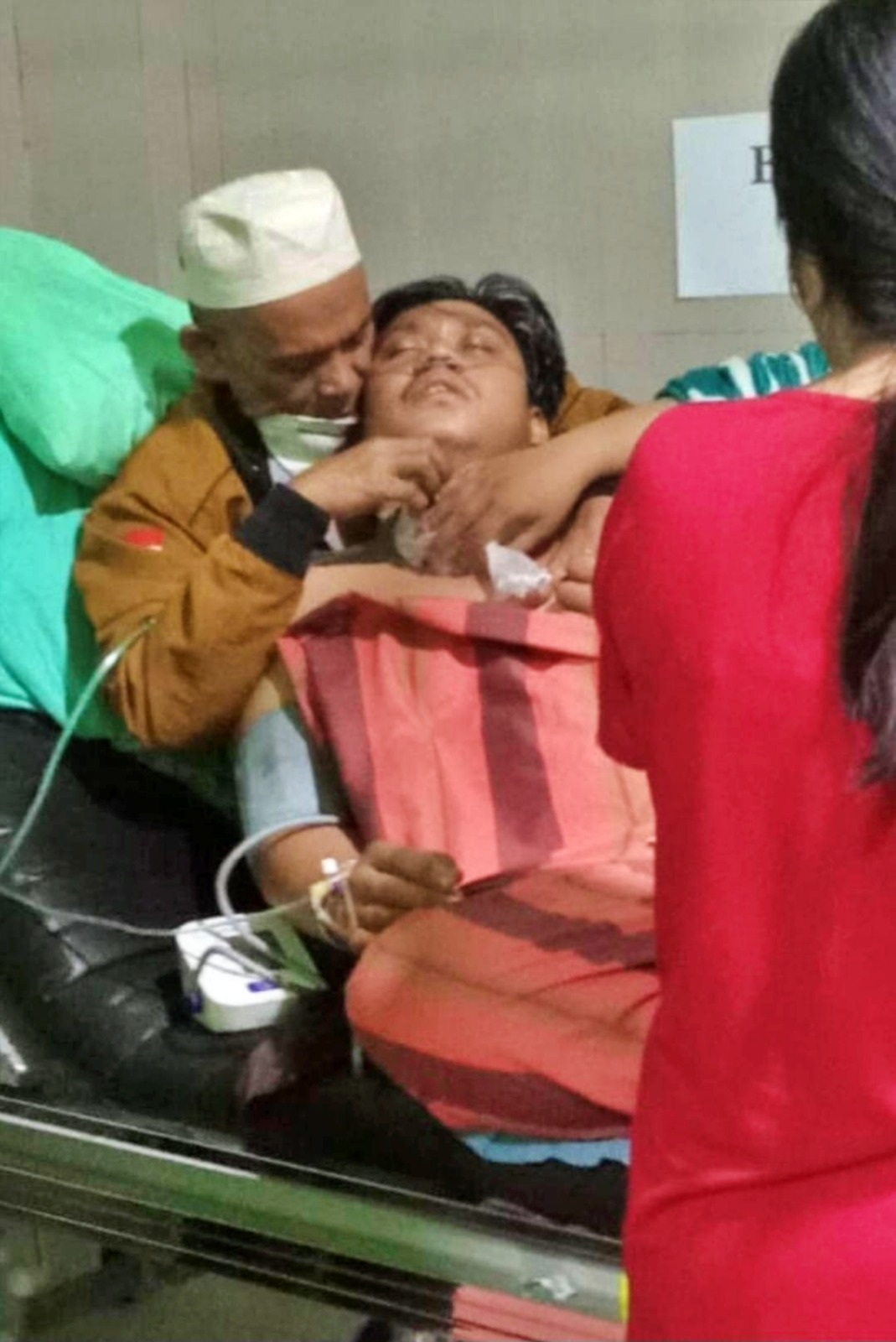 KORBAN: Korban Saharudin Landoala (22), saat masih dirawat di RSUD Kolonodale, Morut.(FOTO: ISTIMEWA/RADAR PALU).