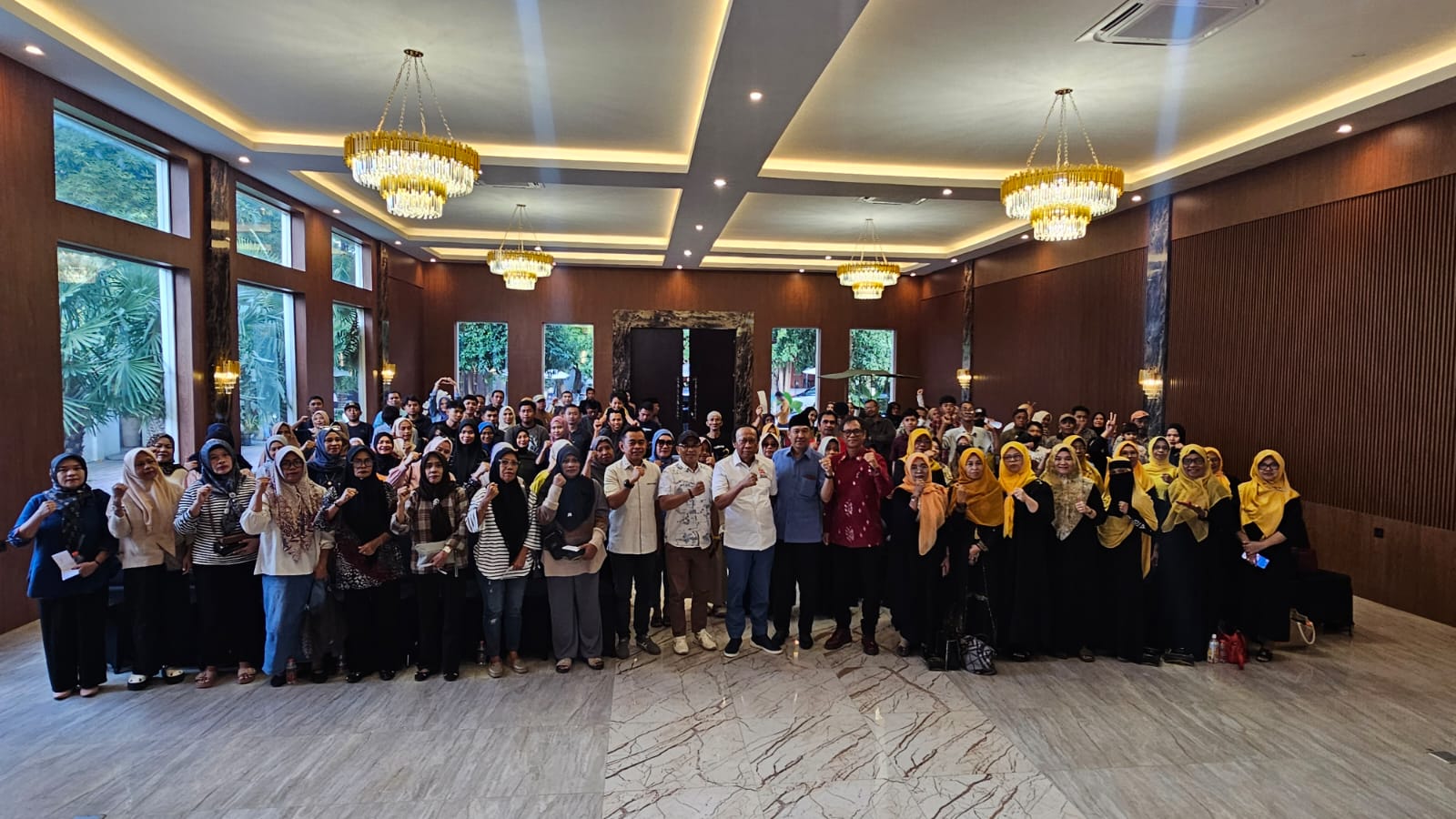 DIALOG: Tampak anggota DPR RI, H. Muhidin Said bersama warga Kota Palu, Foto bersama usai mendengarkan paparan tentang empat pilar MPR RI, Minggu (15/2/2026).(FOTO: ISTIMEWA/RADAR PALU).