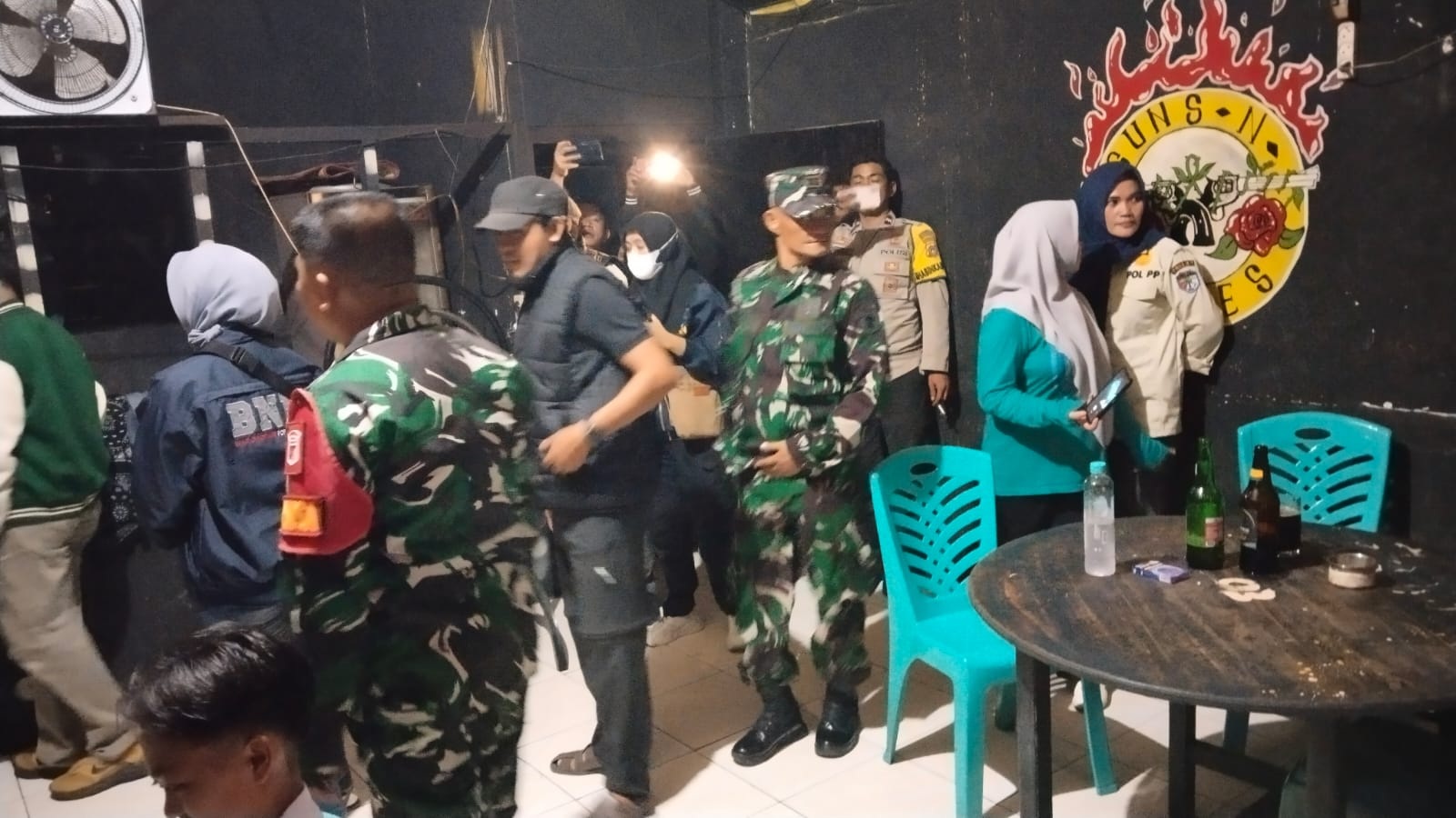 CIPTA KONDISI: Camat Ratolindo Touna, Abdullah Kalelngi memimpin jalannya patroli cipta kondisi.(FOTO: HERIYANTO LIMAHU/RADAR PALU).