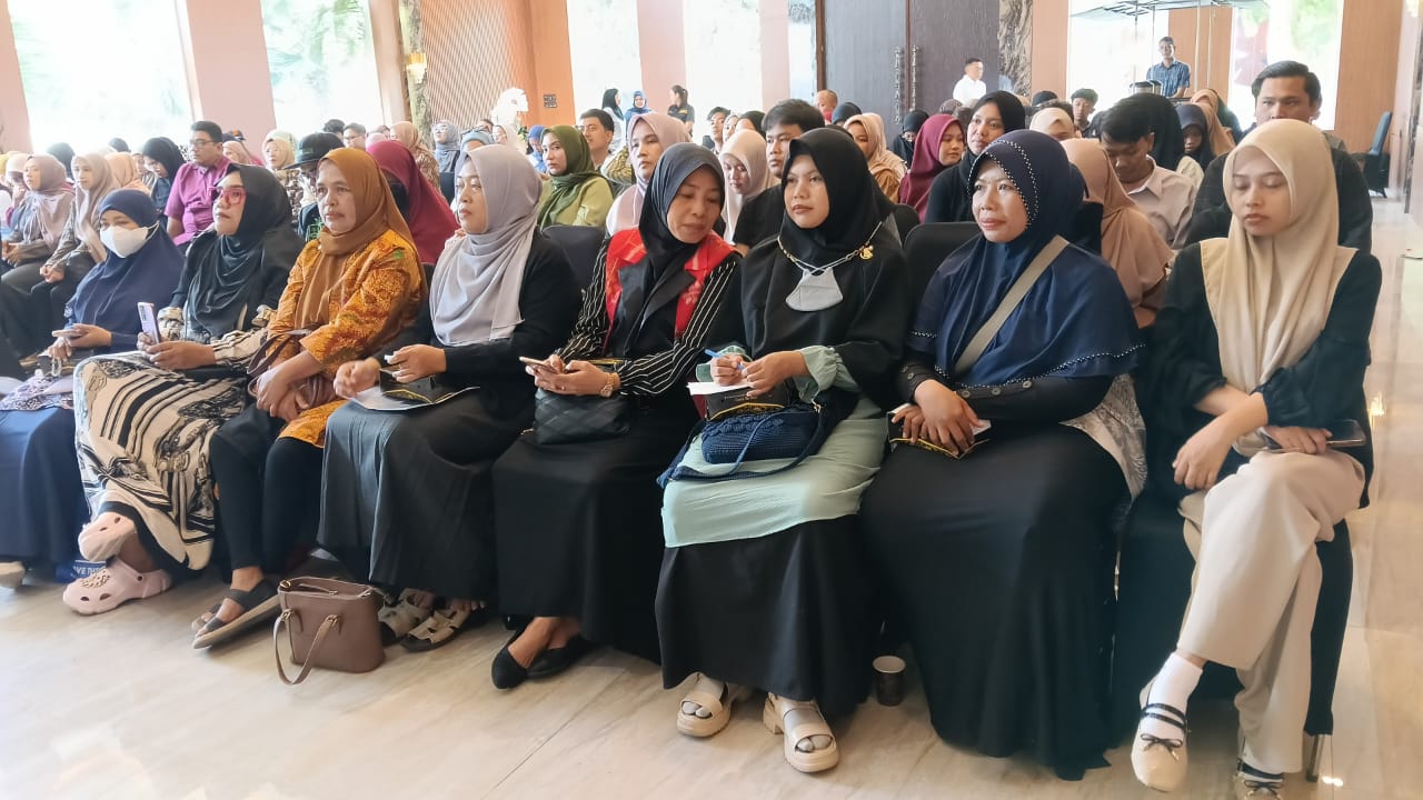 MEMBLUDAK: Peserta sosialisasi empat pilar H. Muhidin Said, dari elemen penata busana Kota Palu membludak.(FOTO: ISTIMEWA/RADAR PALU).