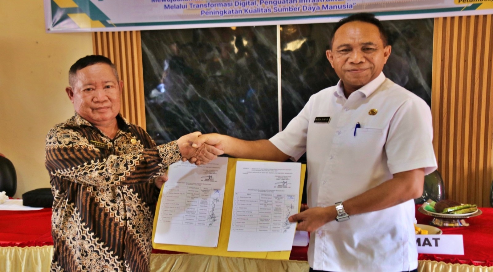 MUSRENBANG: Sekkab Morut, Musda Guntur (kanan), bersama Camat Lemboraya Ansar, di sela Musrenbang, Jumat (13/02/2026).(FOTO: ISTIMEWA/RADAR PALU)