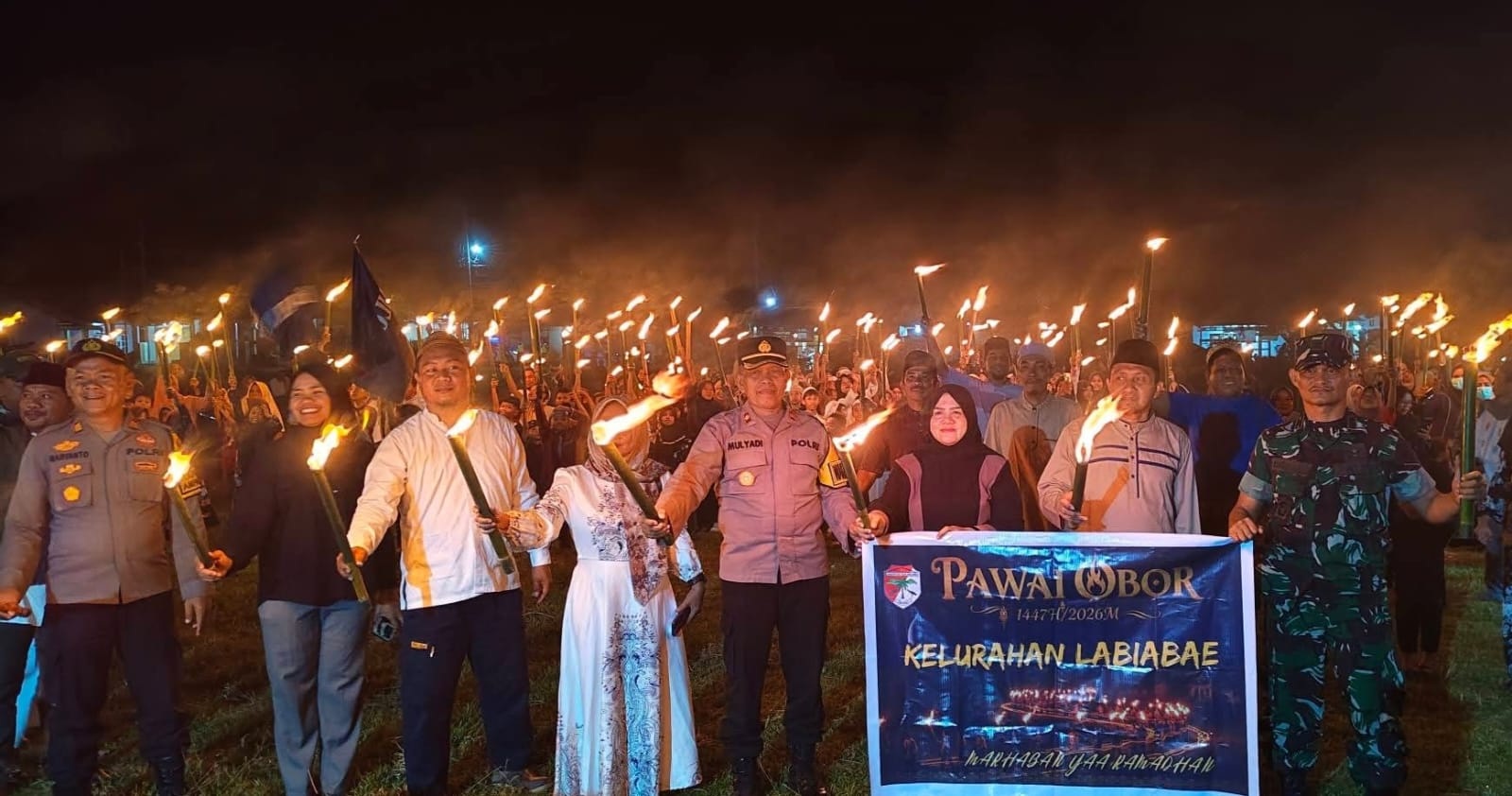 MELEPAS: Bupati Touna, Ilham Lawidu, melepas pawai obor, menjelang Ramadan 1447 Hijiriyah.(FOTO: HERIYANTO LIMAHU/RADAR PALU).