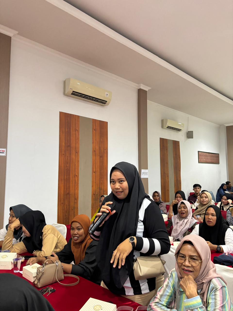 ANTUSIAS: Warga Kota Palu, terlihat sangat antusias mengikuti sosialisasi empat pilar yang disampaikan H. Muhidin Said.(FOTO: ISTIMEWA/RADAR PALU).