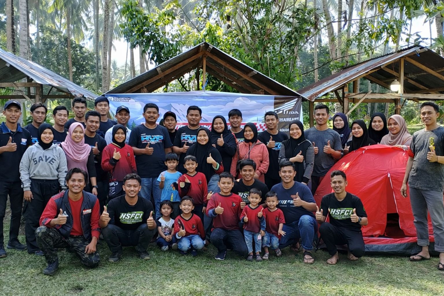 Anggota komunitas Honda Palu mengikuti touring dan camping dalam agenda Honda Community Fun Motour Camp 2026 di Pantai Desa Toaya.
