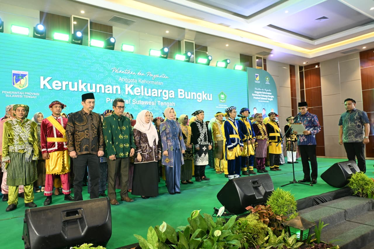 Gubernur Sulawesi Tengah Anwar Hafid mengukuhkan pengurus Kerukunan Keluarga Bungku (KKB) Sulteng periode 2026&ndash;2029 di Sriti.