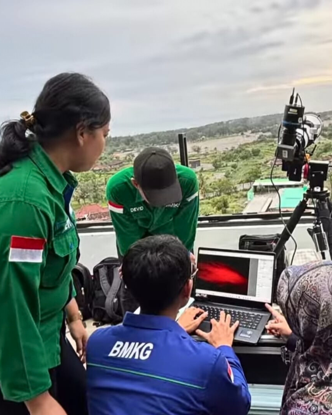 Petugas melakukan pengamatan hilal menggunakan teleskop sesaat setelah matahari terbenam.