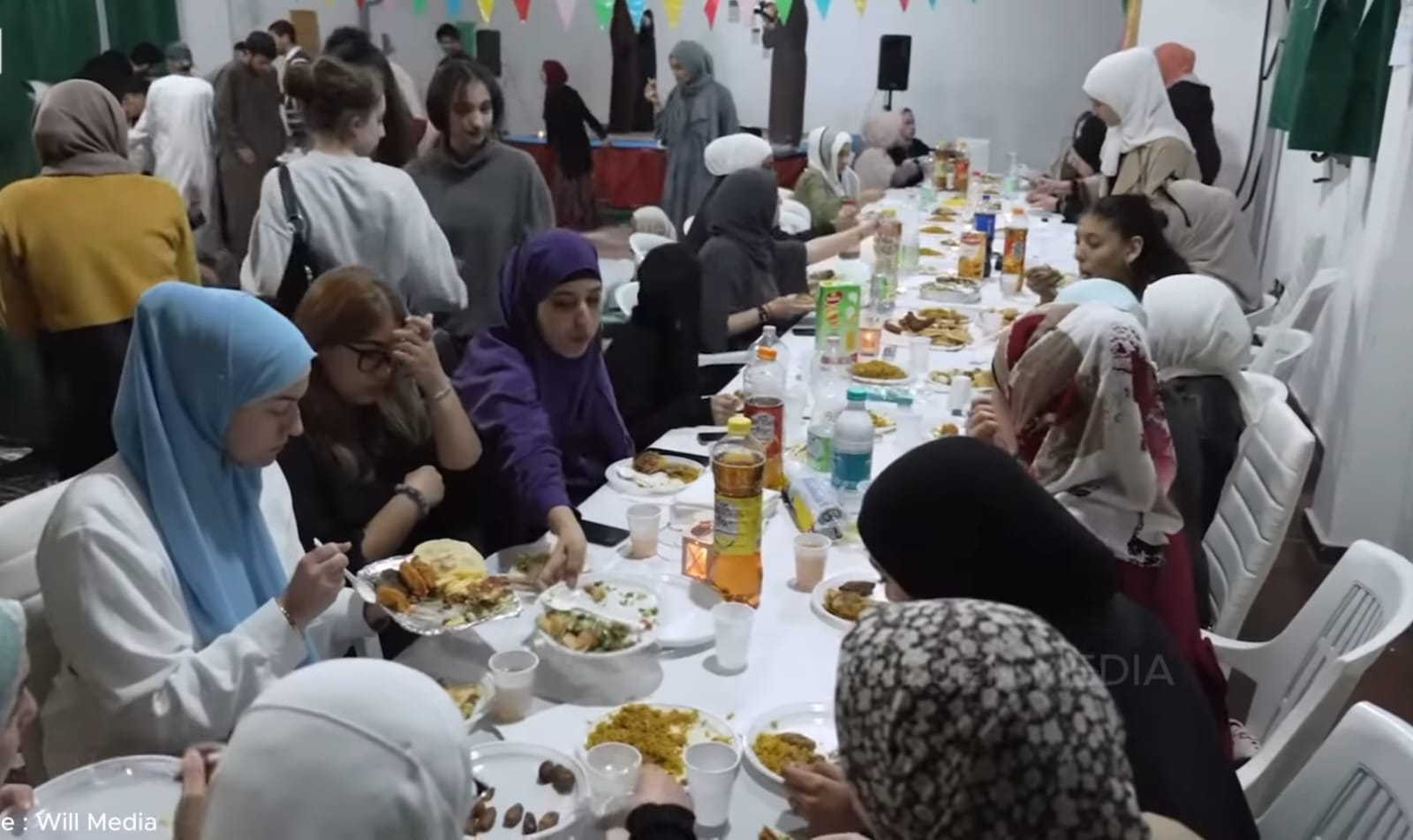 Suasana berbuka puasa umat muslim di Italia, salah satu kota Eropa saat Ramadan dengan durasi siang yang panjang.