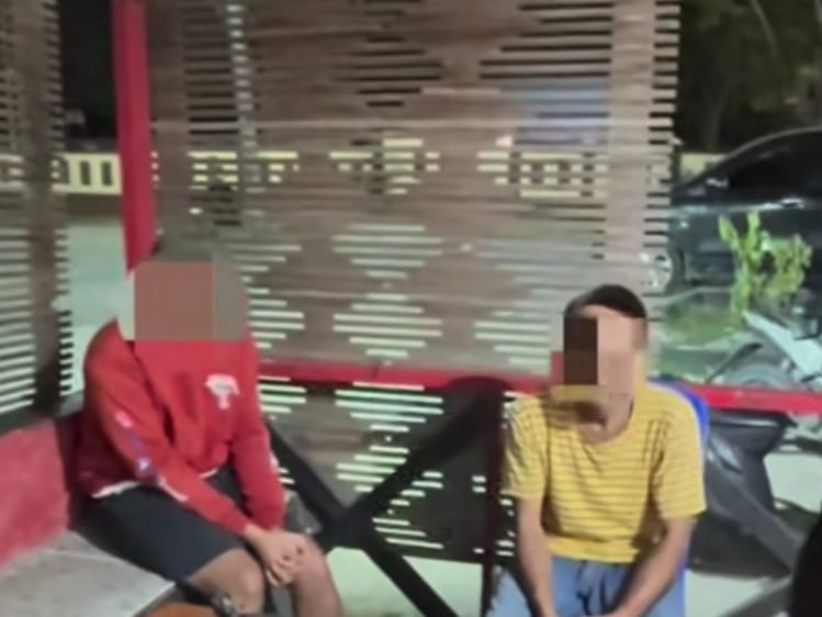 Polsek Mantikulore saat mengamankan dua juru parkir liar yang memungut parkir kepada pengunjung di Kampung Nelayan.