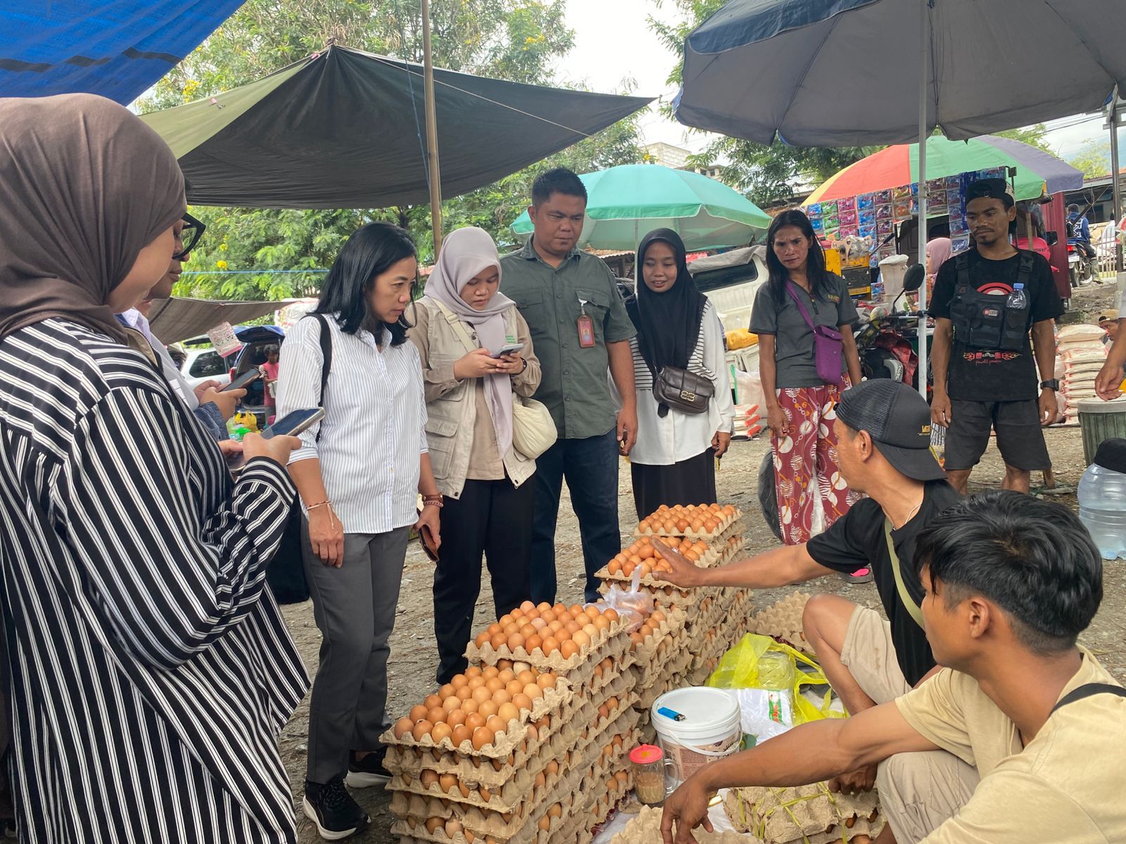 MONITORING: Unit Tipidter Satreskrim, bersama Dinas Perindustrian dan Perdagangan Kabupaten, serta Dinas Ketahanan Pangan Kabupaten Sigi, melakukan pengecekan dan monitoring di Pasar Bobo, Senin lalu.