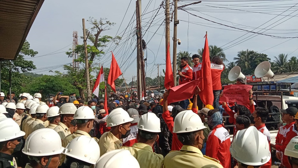 Aksi unjuk rasa yang digelar Serikat Buruh Industri Morowali Indonesia (SBIMI) di depan kantor PT Indonesia Morowali Industrial Park (IMIP), Rabu (18/2/2026).