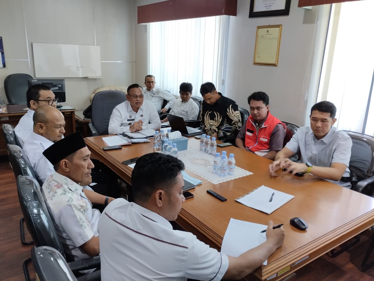 Asisten Perekonomian dan Pembangunan Sulteng Rudi Dewanto memimpin rapat penanganan lonjakan harga LPG 3 Kg di Morowali, Rabu (18/2/2026).