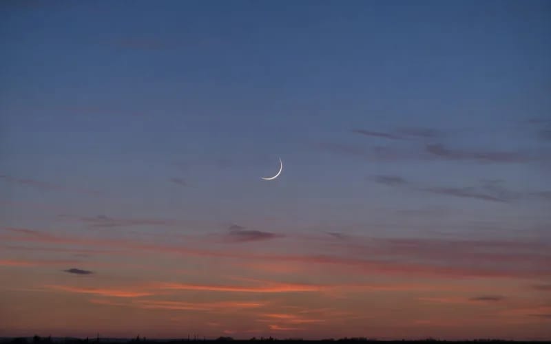 Hilal terlihat tipis di langit senja menandai awal Ramadan 1447 Hijriah di Arab Saudi, Selasa (17/2/2026).