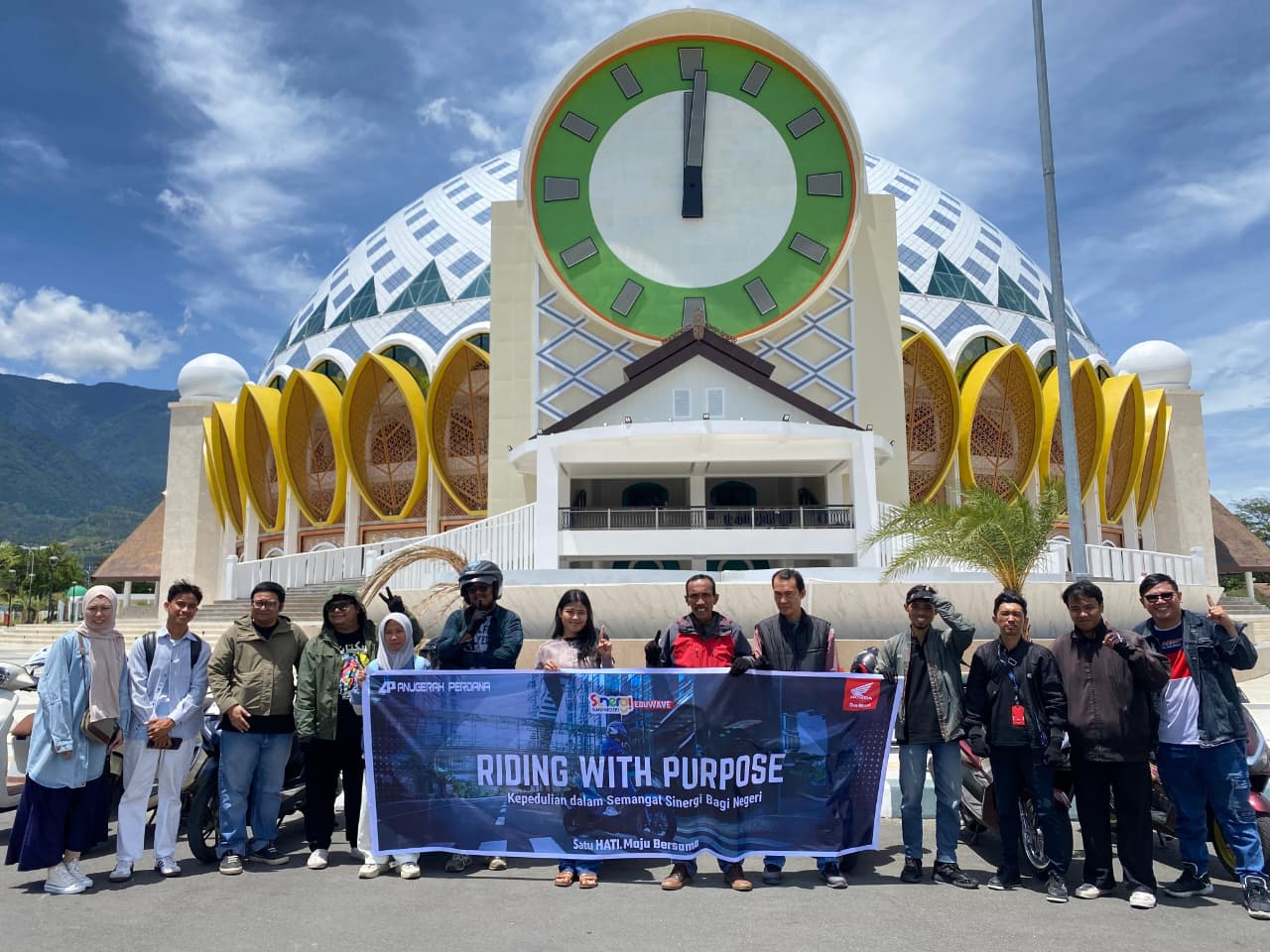 Peserta &ldquo;Riding with Purpose&rdquo; Honda Sulteng berfoto bersama di halaman Masjid Raya Palu.