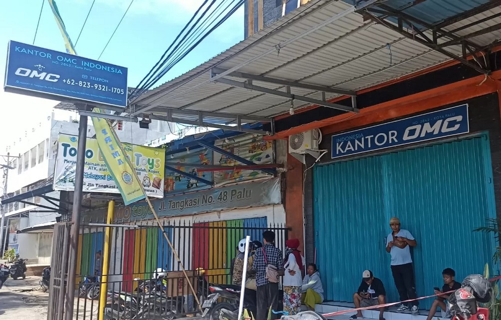 Kantor OMC Cabang Palu yang ditutup setelah para member tidak bisa mencairkan uangnya.