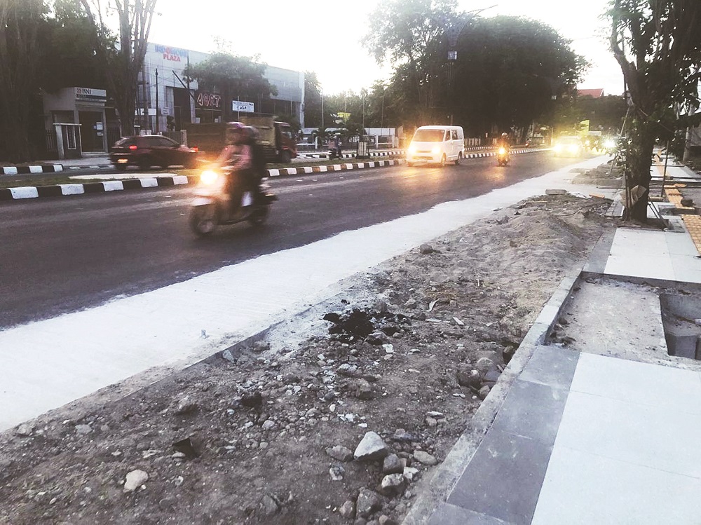 MASIH DIKERJA : Lanjutan pekerjaan trotar di Jalan Moh Yamin yang dikerjakan di masa denda.