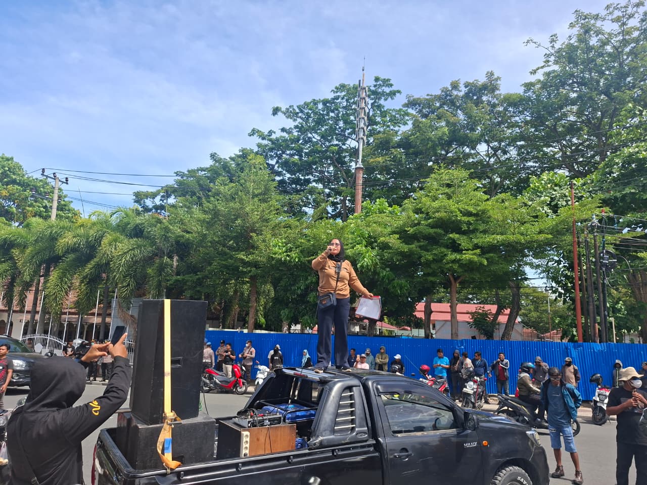 Warga Kelurahan Poboya menyampaikan aspirasi terkait penertiban tambang liar saat mendatangi Kantor DPRD Kota Palu, Rabu (18/2/2026).