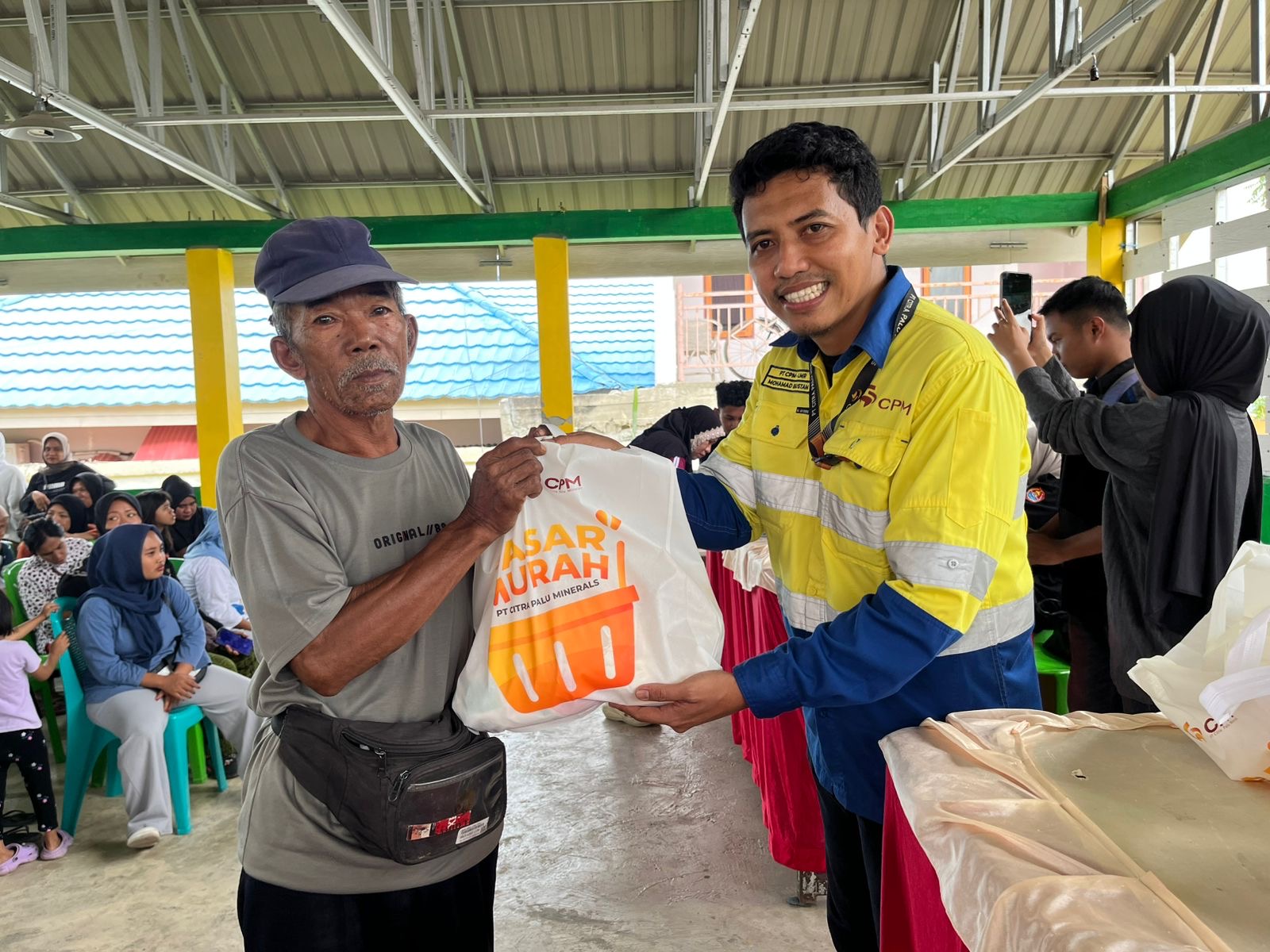 Sebanyak 500 paket sembako murah disediakan bagi warga di Kelurahan Talise Valangguni