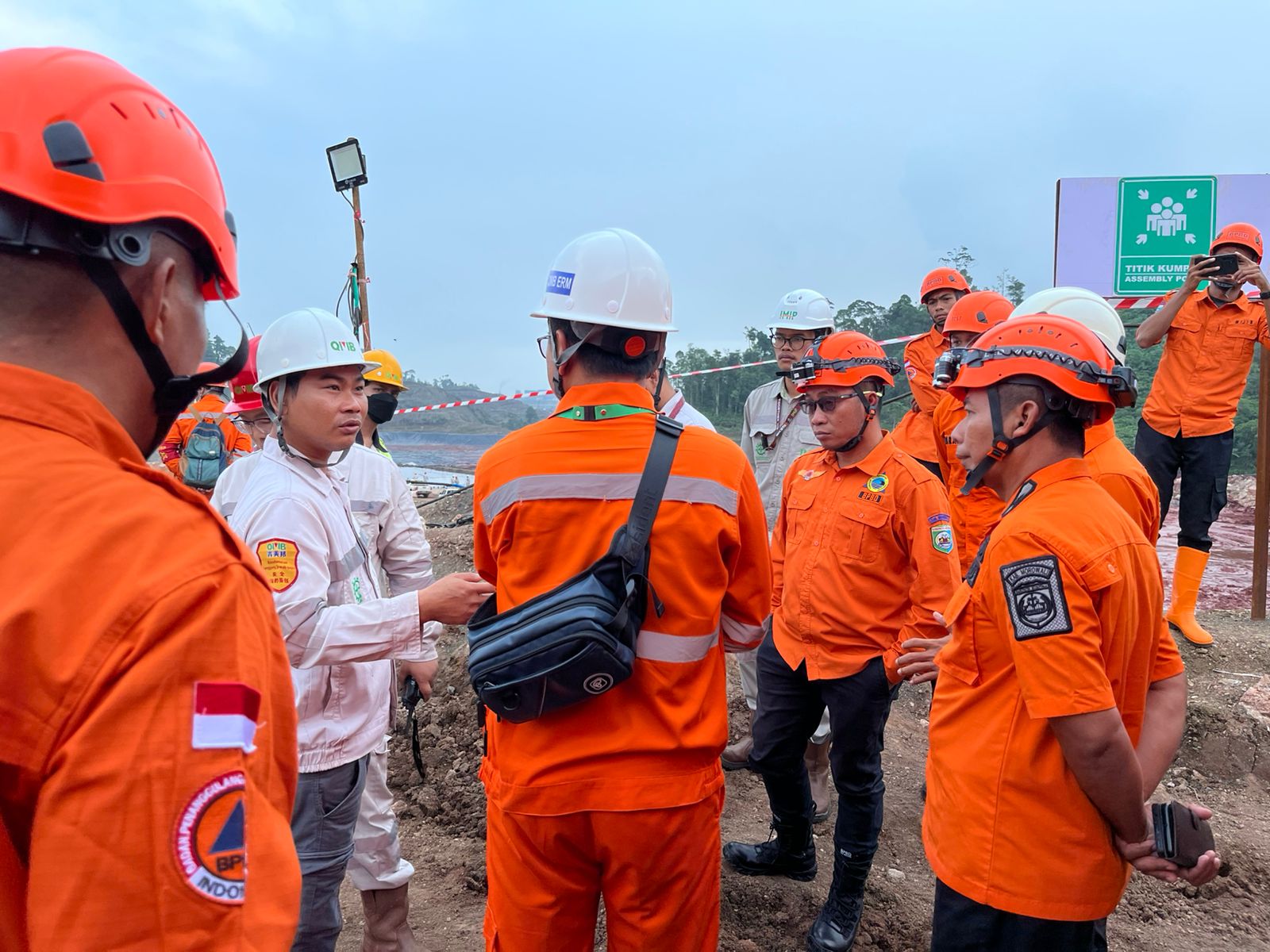 SELESAI: Tampak tim SAR gabungan, saat menerima briefing dan menyatakan proses evakuasi korban longsor dinyatakan selesai dan ditutup.(FOTO: ISTIMEWA/RADAR PALU).