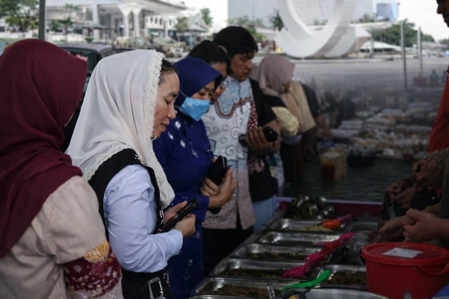 Wakil Wali Kota Palu membuka Pasar Ramadan 2026 di halaman Kantor Wali Kota Palu, Kamis (19/2/2026).