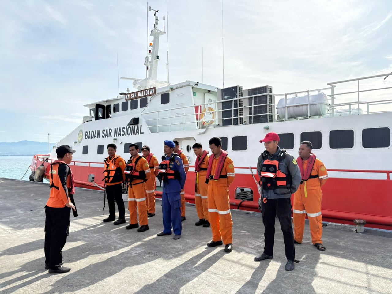 BERSIAP: Tim pencari dari SAR Gabungan, saat berada di dermaga.(FOTO: ISTIMEWA/RADAR PALU).