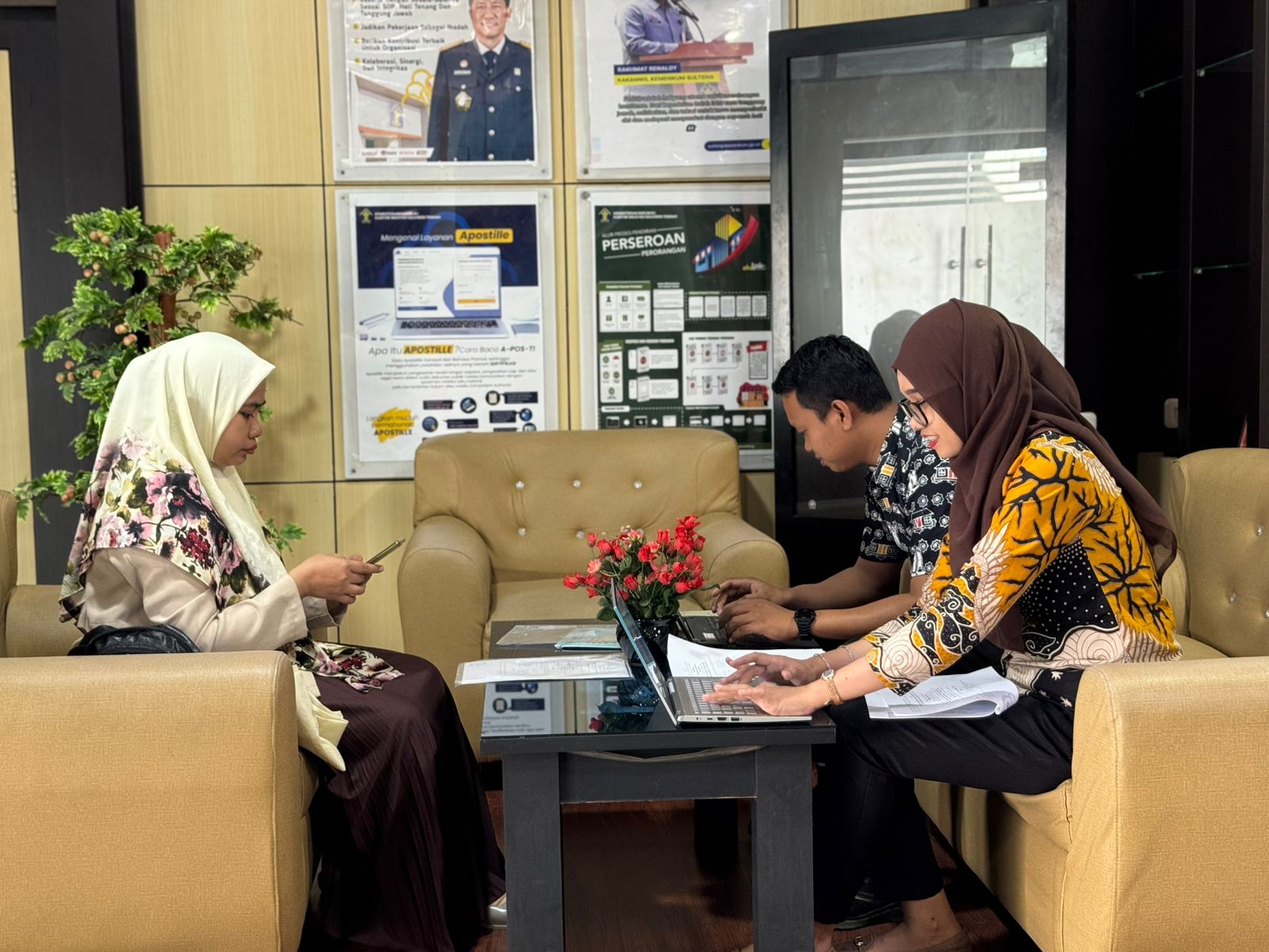 Petugas Kanwil Kemenkum Sulteng melayani pengurusan sertifikat apostille bagi warga yang akan melanjutkan studi ke luar negeri.