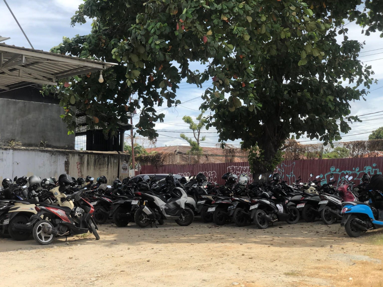 Ilustrasi lahan parkir UMKM di Kota Palu yang dipadati sepeda motor pengunjung. Ketersediaan ruang parkir dinilai penting agar aktivitas usaha tidak mengganggu arus lalu lintas di sekitar lokasi.