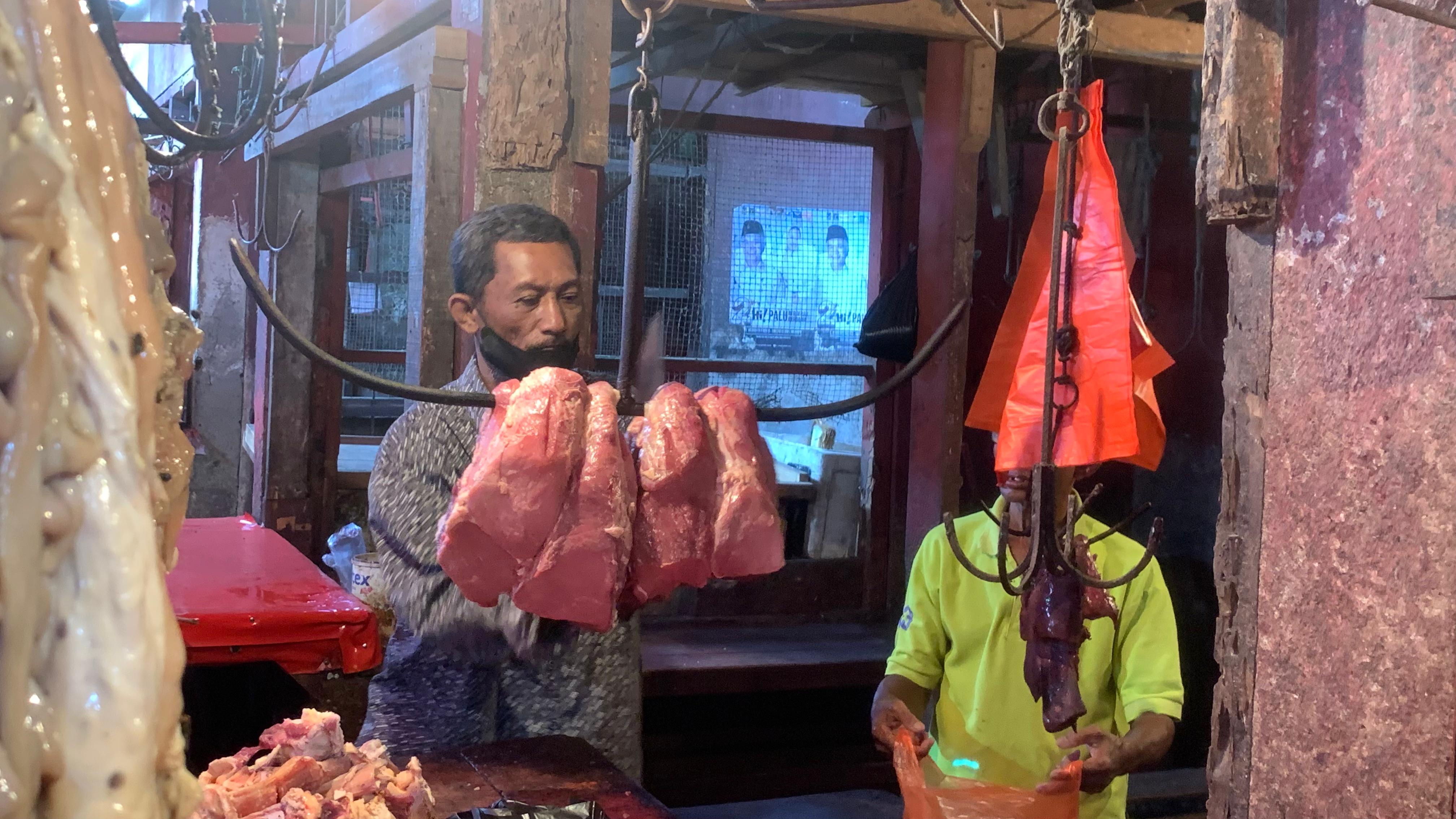 Salah satu pedagang daging sapi di Pasar Masomba, Kamis (19/2/2026).