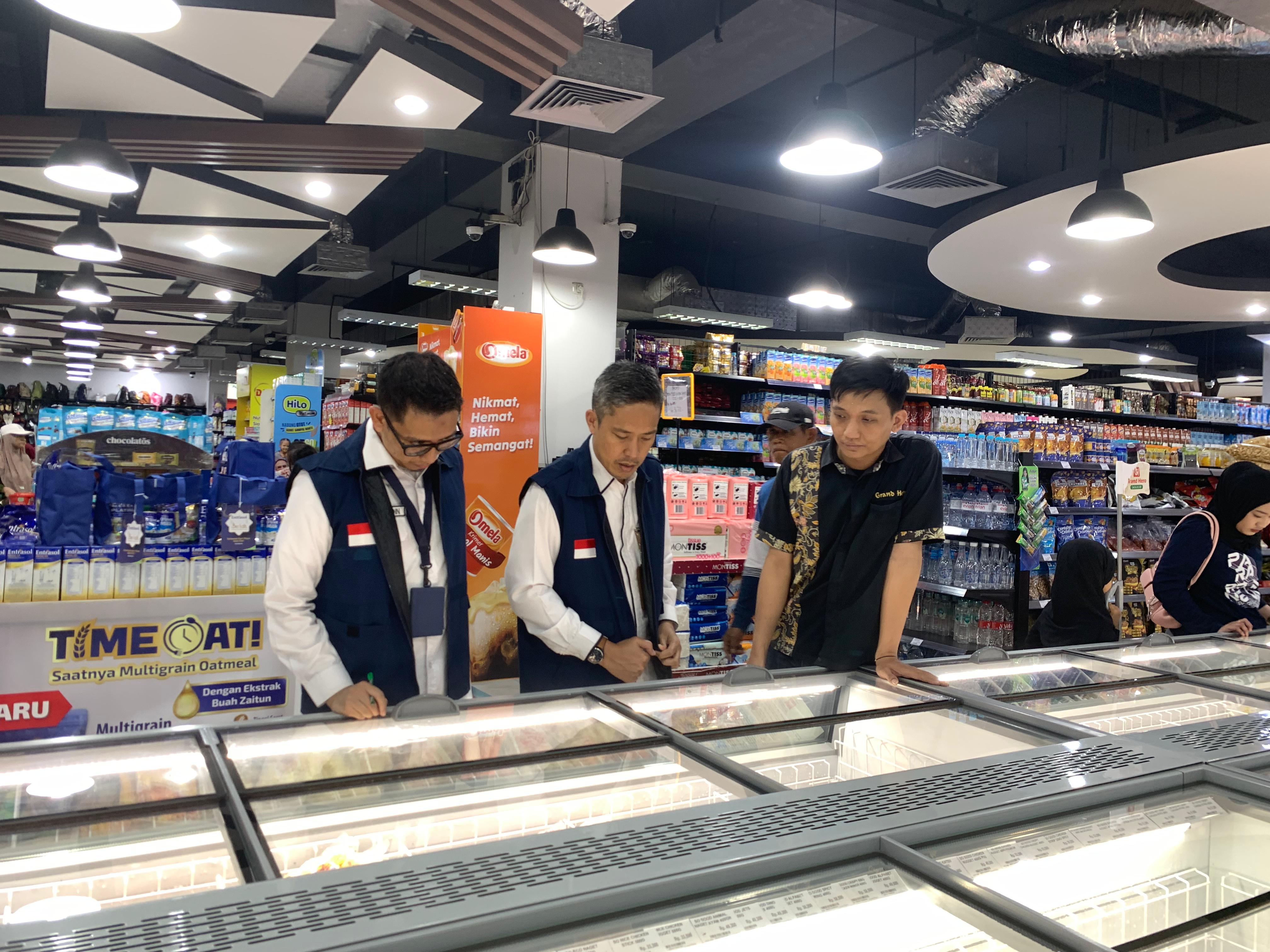 INTENSIFIKASI PENGAWASAN: Balai Pengawas Obat dan Makanan (BPOM) di Palu saat melaksanakan inspeksi mendadak di salah satu ritel.