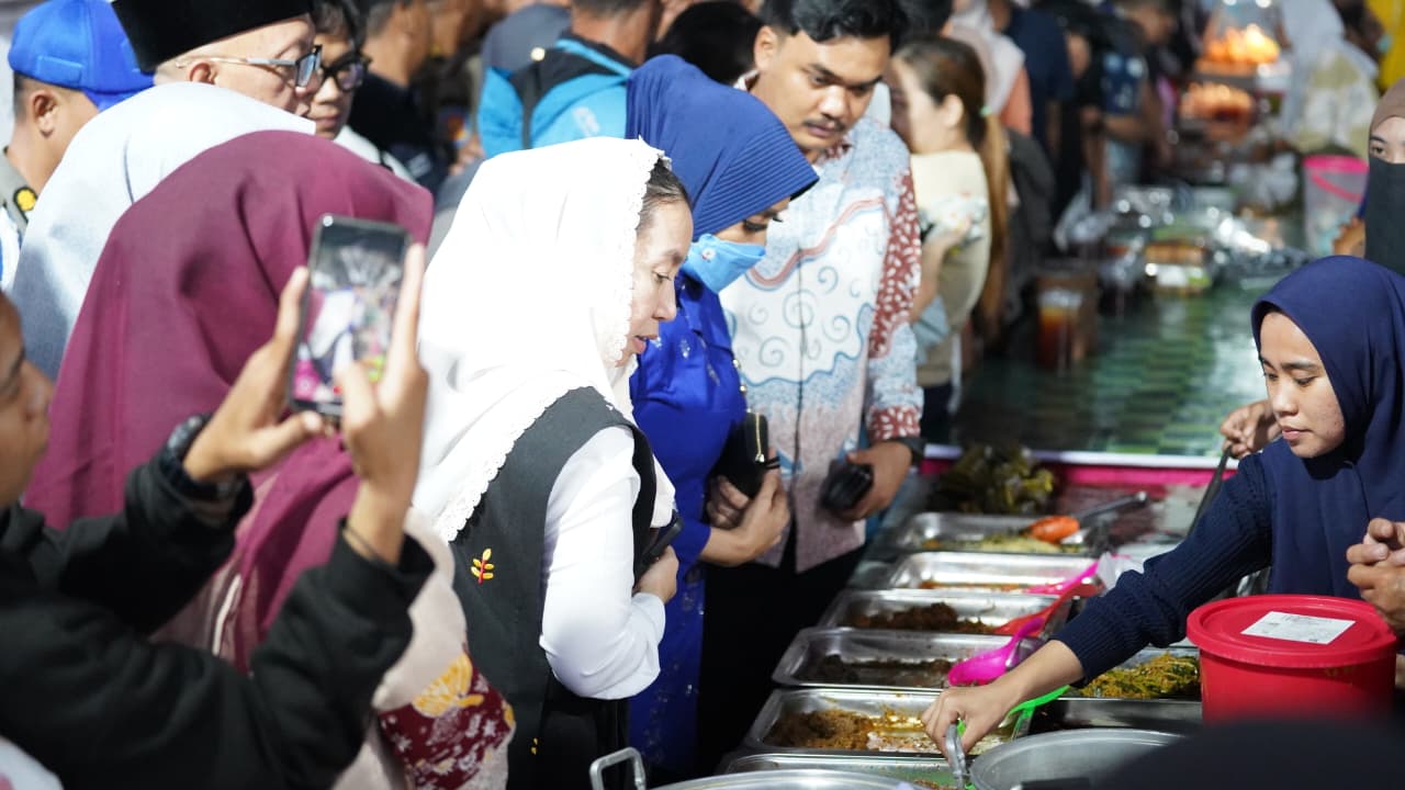 Pasar Ramadan di area Balai Kota Palu telah resmi dibuka dan akan berlangsung hingga 18 Maret atau tiga hari sebelum Idul Fitri tahun 2026.