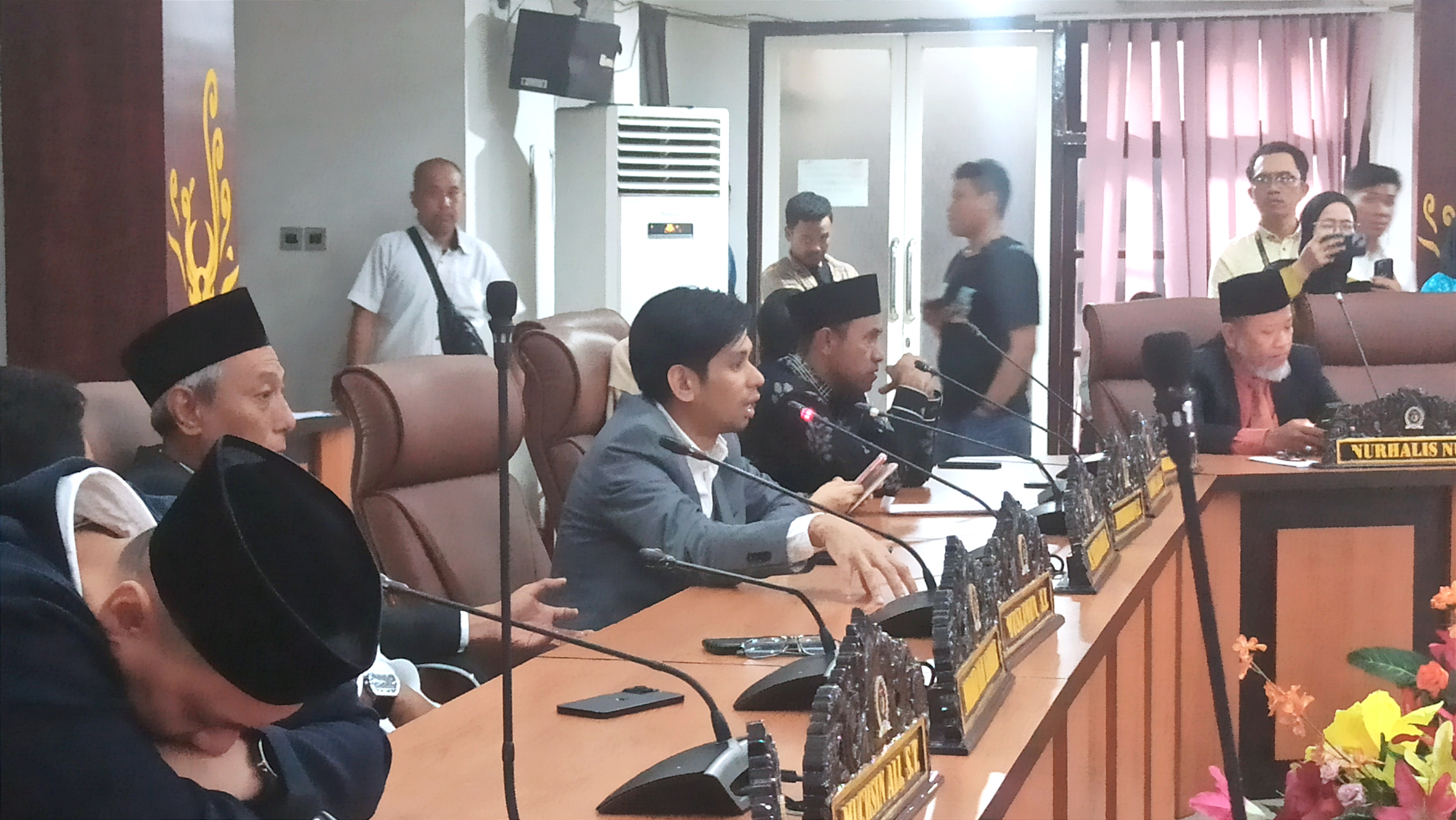 M. Sultan Amin Badawi menyampaikan interupsi saat rapat paripurna DPRD Kota Palu.
