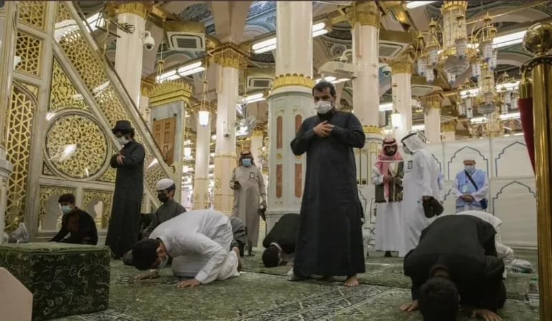 Jamaah melaksanakan salat di area Riyazul Jannah, Masjid Nabawi, Madinah, dengan akses kunjungan yang diatur melalui aplikasi Nusuk selama Ramadan 2026.