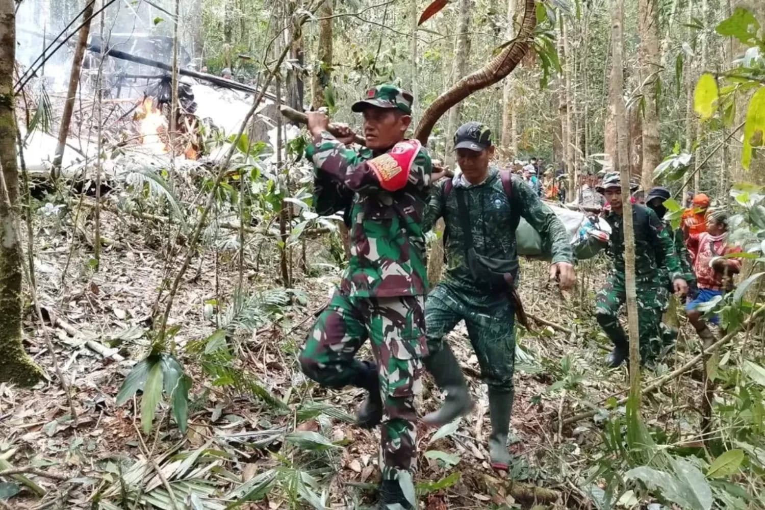 Prajurit TNI mengevakuasi awak pesawat Pelita Air yang jatuh di wilayah Krayan, Nunukan, Kamis (19/2/2026).