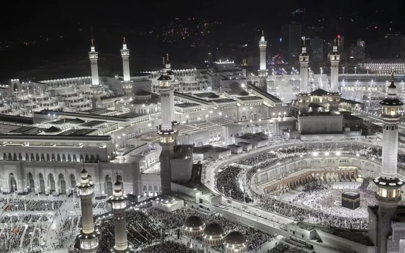 Suasana jamaah memadati Masjidil Haram di Makkah saat Ramadan dengan kondisi cuaca hangat.
